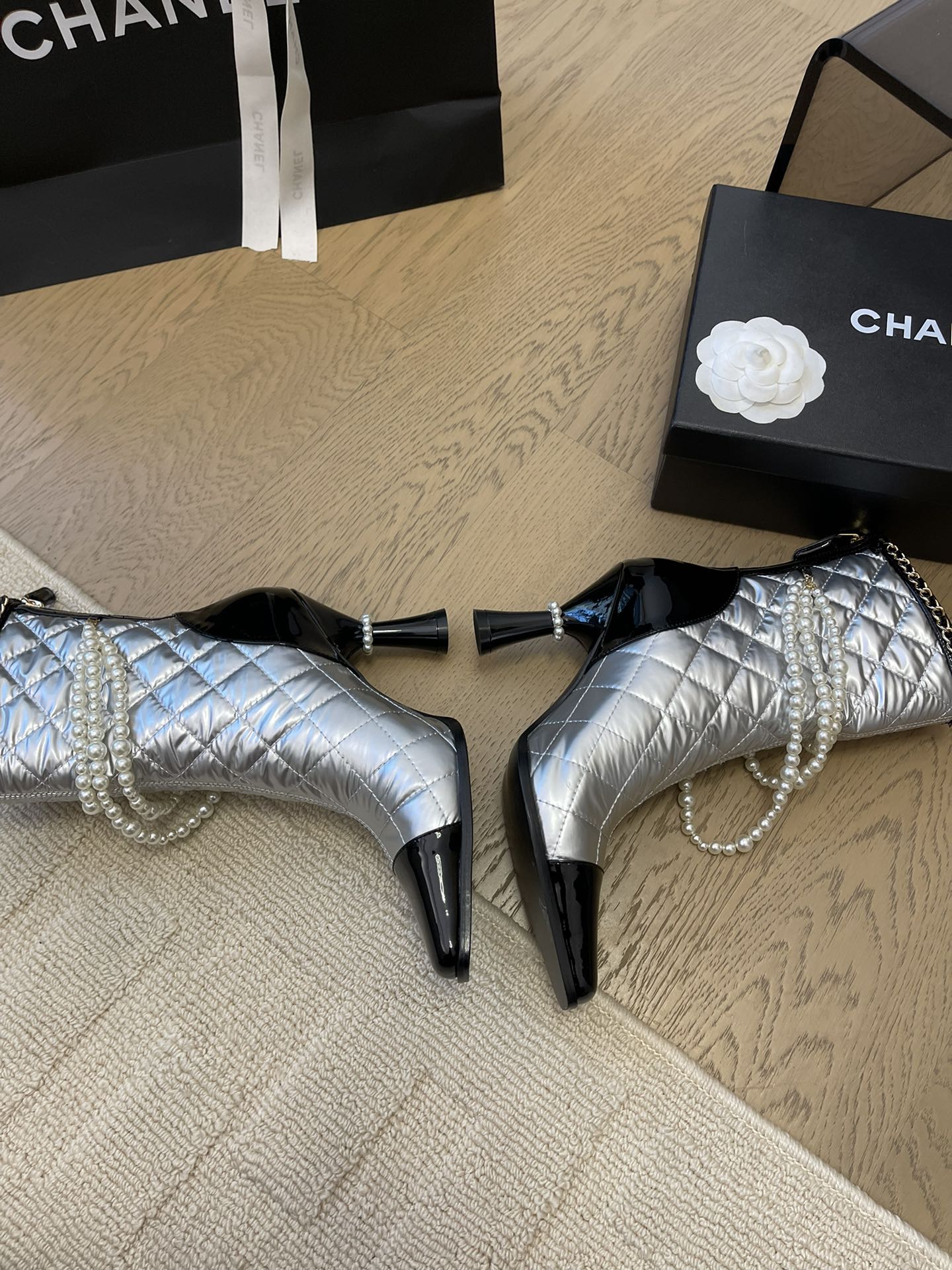 HIGH HEELS 8CM BOOTS IN SILVER MIX BLACK CALFSKIN WITH PEARL CHAIN