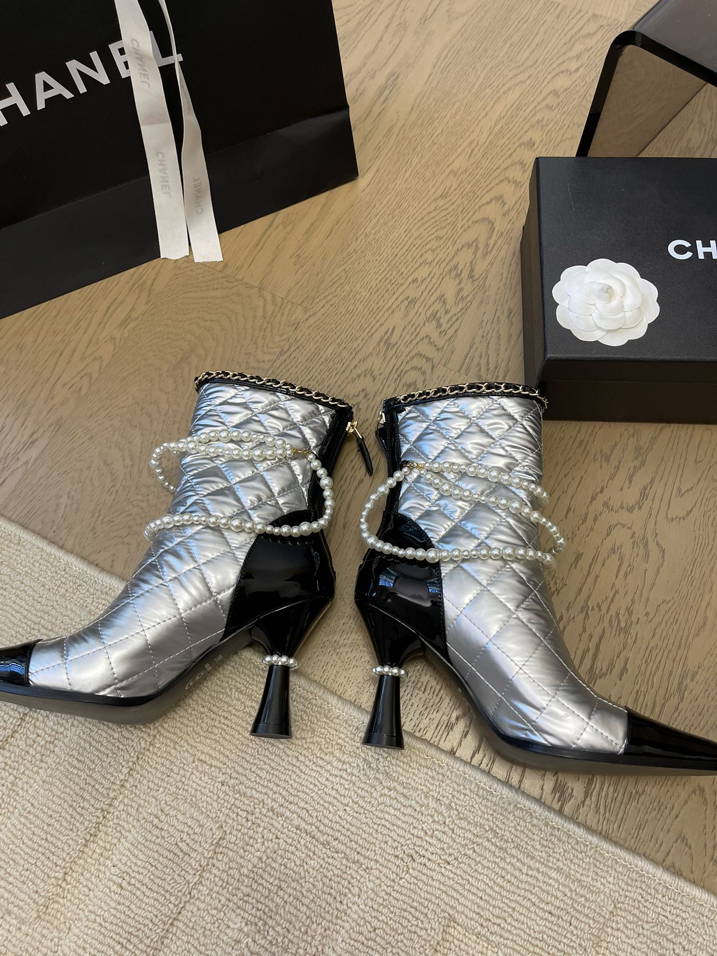 HIGH HEELS 8CM BOOTS IN SILVER MIX BLACK CALFSKIN WITH PEARL CHAIN