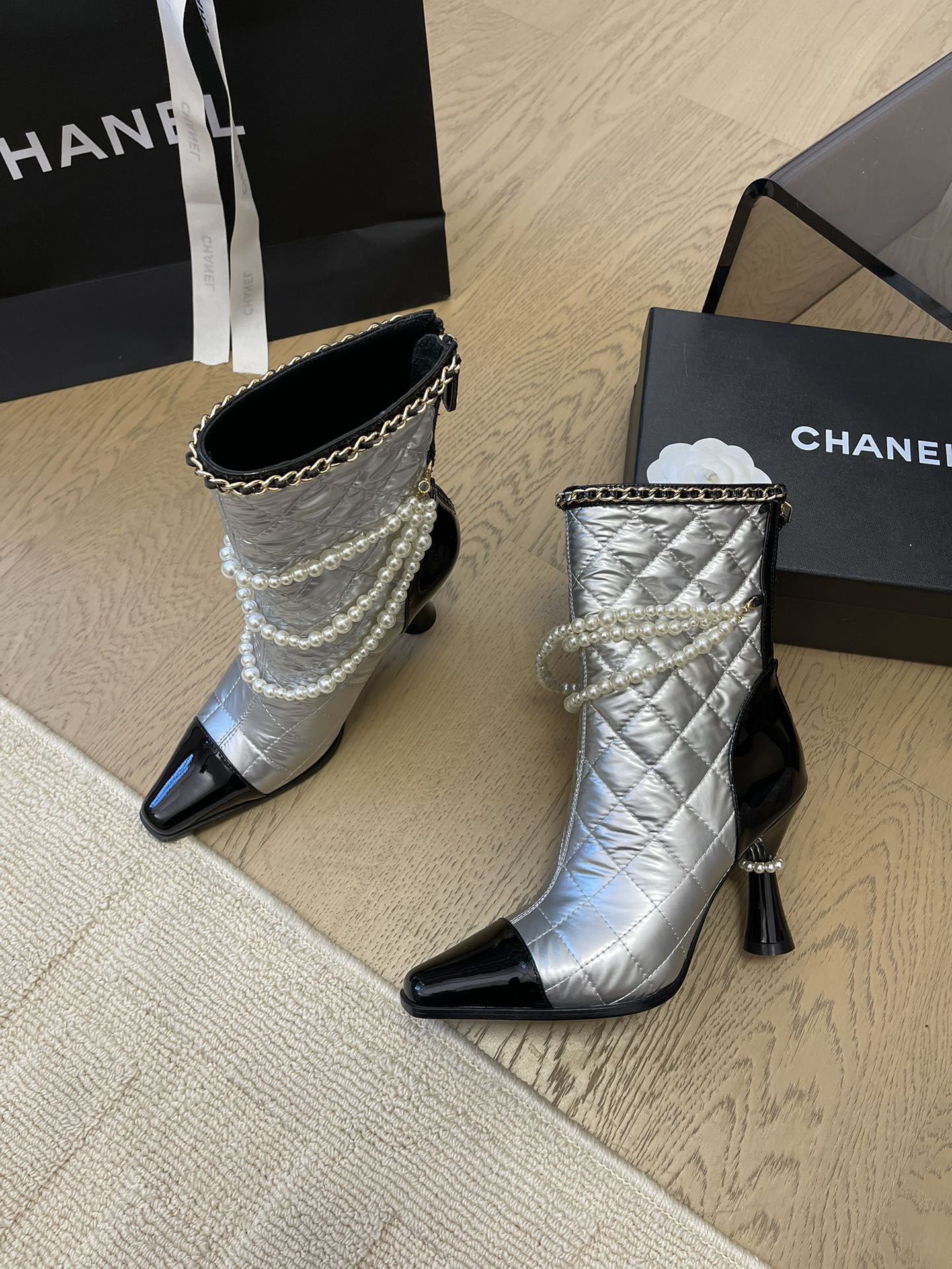 HIGH HEELS 8CM BOOTS IN SILVER MIX BLACK CALFSKIN WITH PEARL CHAIN