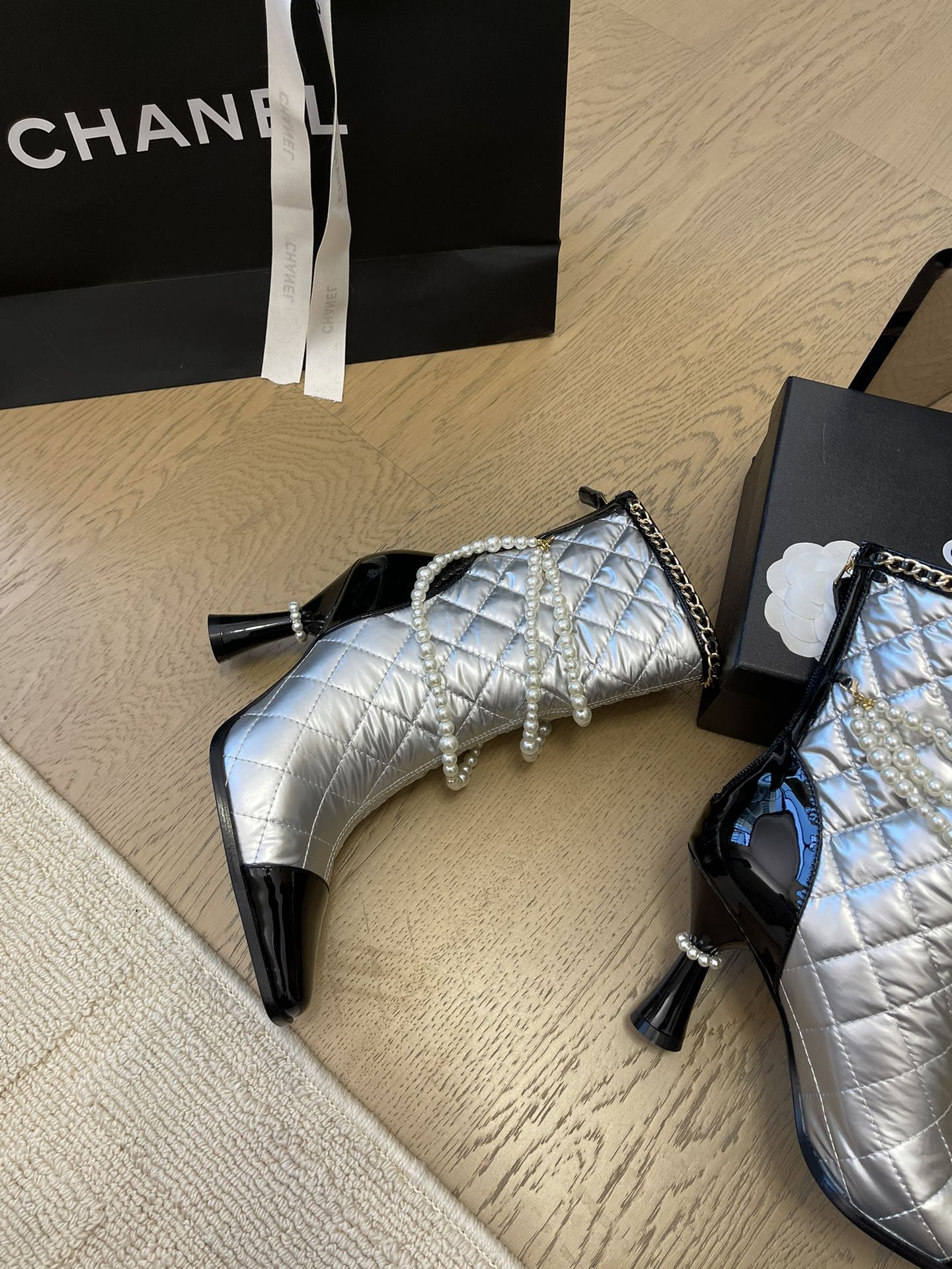 HIGH HEELS 8CM BOOTS IN SILVER MIX BLACK CALFSKIN WITH PEARL CHAIN