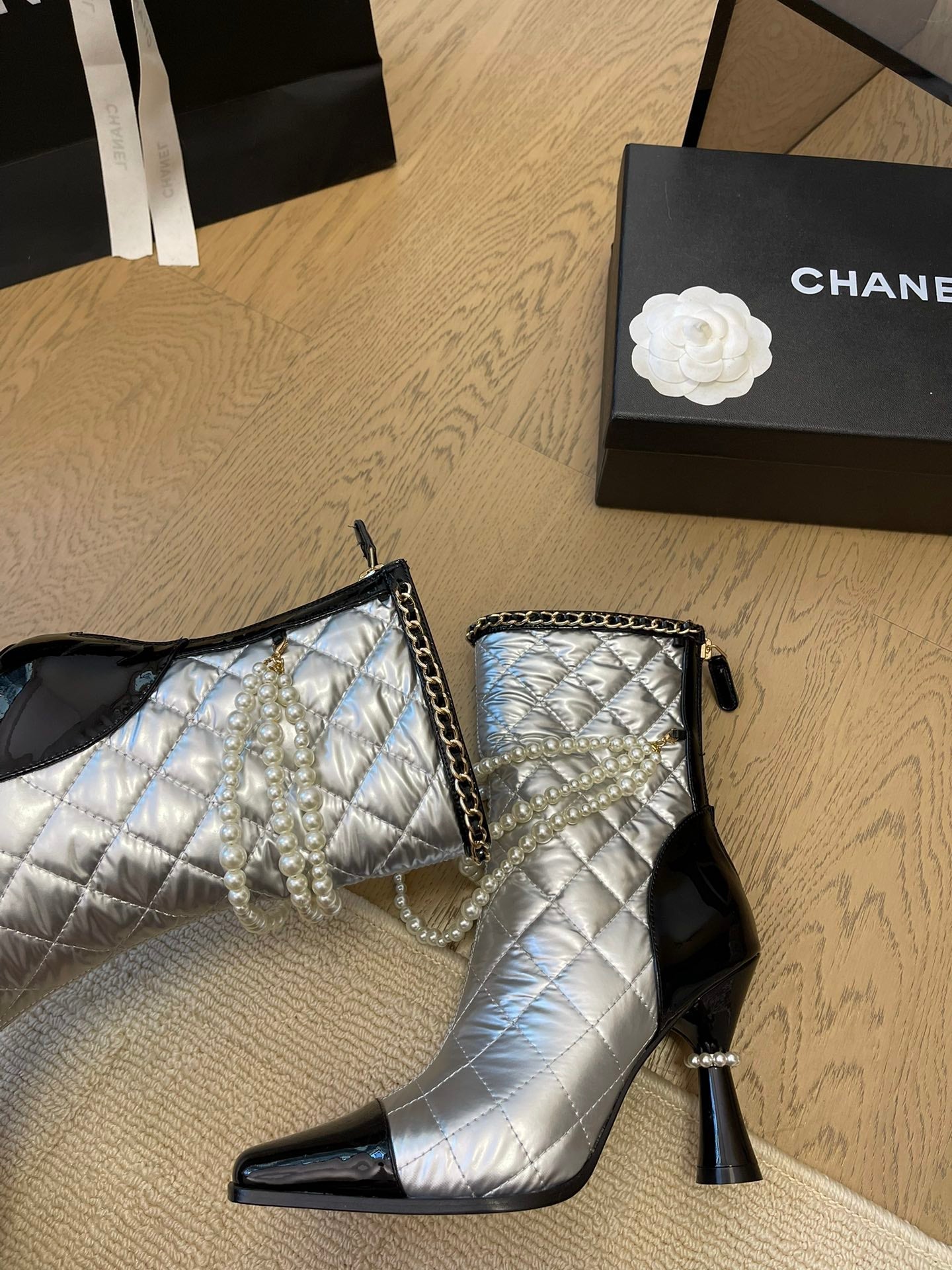 HIGH HEELS 8CM BOOTS IN SILVER MIX BLACK CALFSKIN WITH PEARL CHAIN