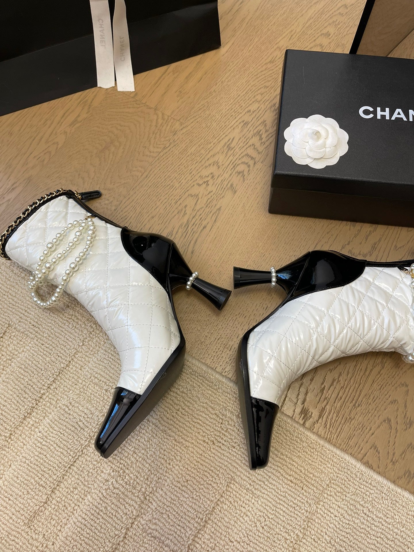 HIGH HEELS 8CM BOOTS IN WHITE MIX BLACK CALFSKIN WITH PEARL CHAIN