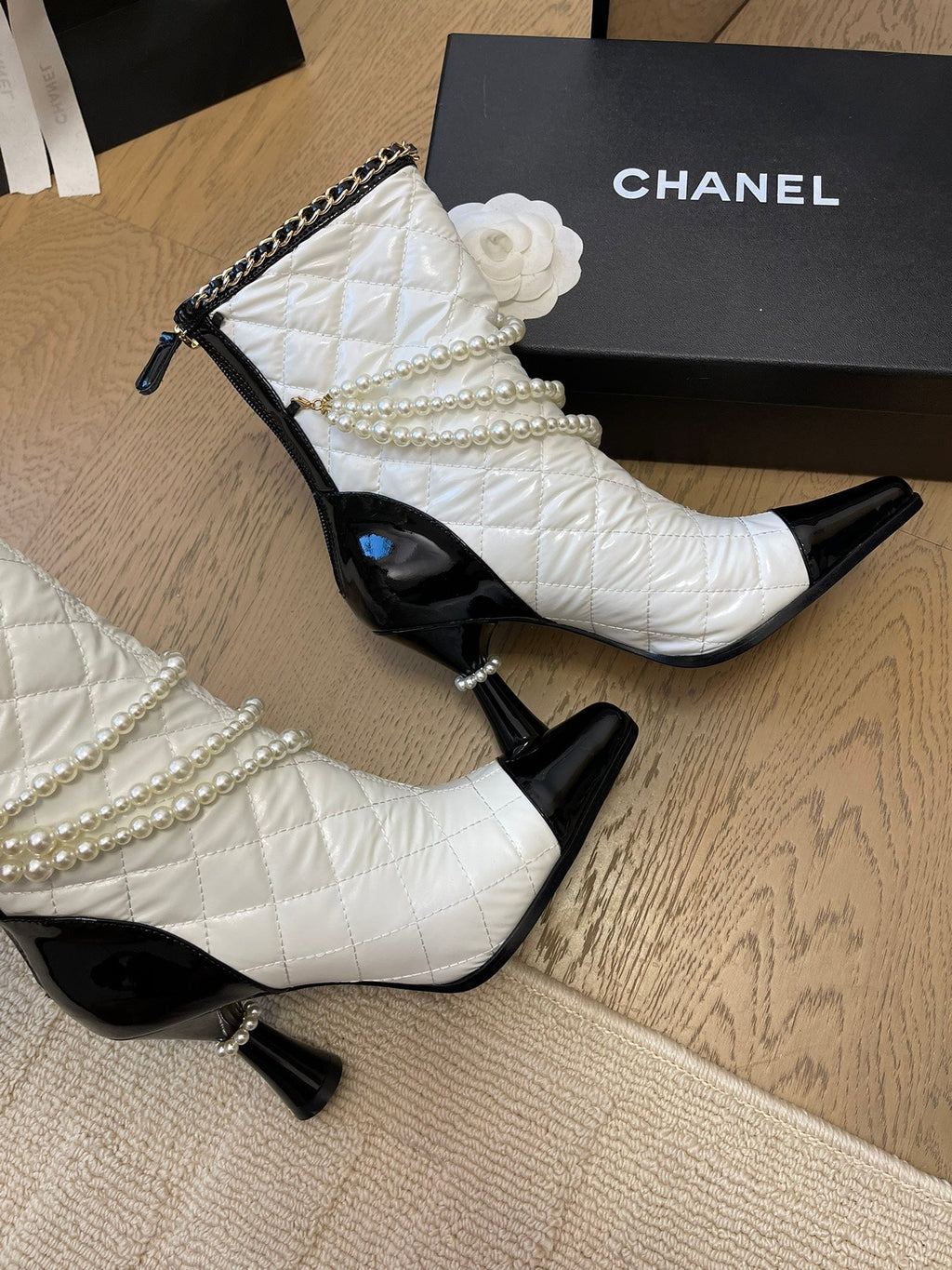HIGH HEELS 8CM BOOTS IN WHITE MIX BLACK CALFSKIN WITH PEARL CHAIN