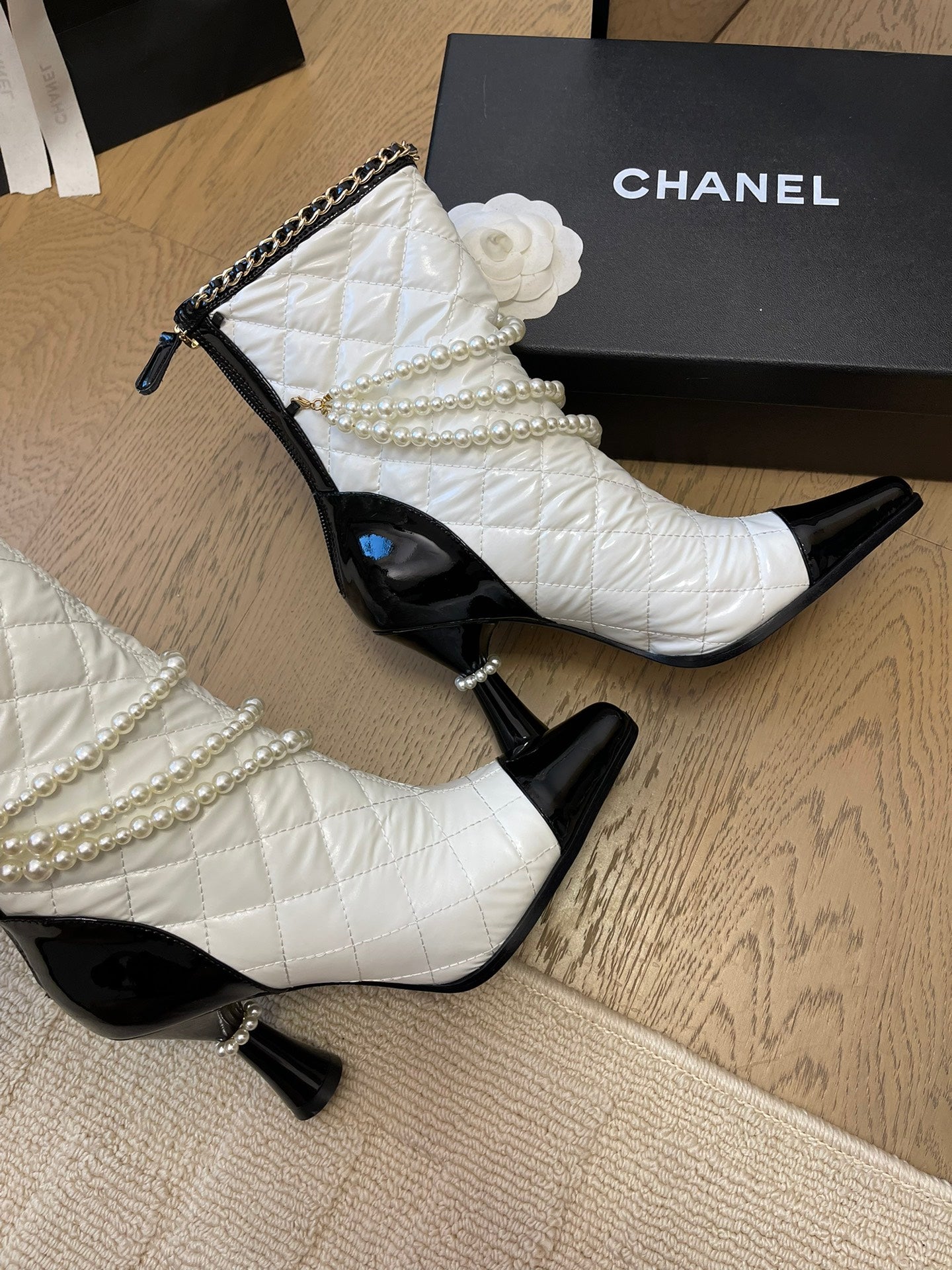 HIGH HEELS 8CM BOOTS IN WHITE MIX BLACK CALFSKIN WITH PEARL CHAIN