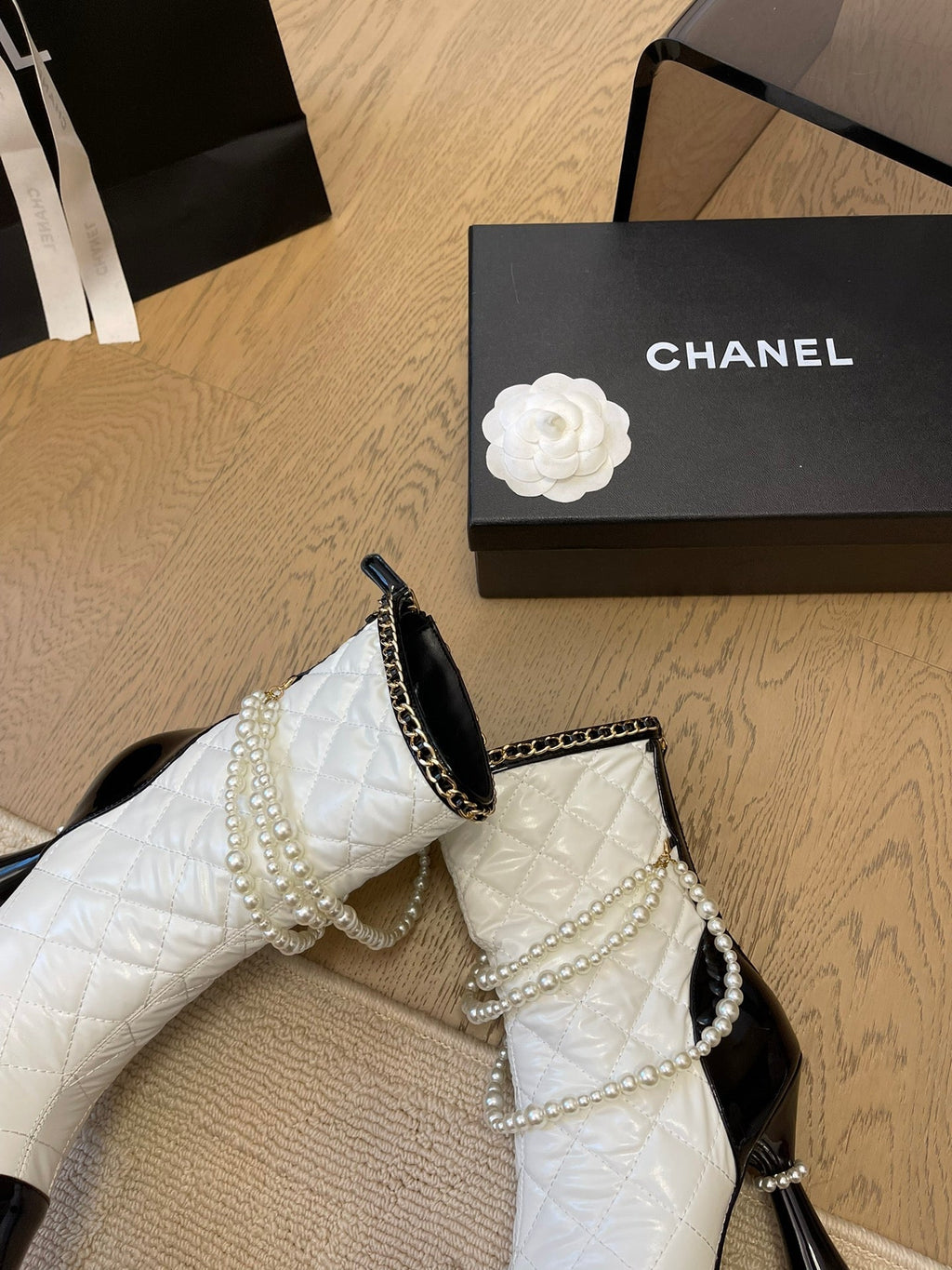 HIGH HEELS 8CM BOOTS IN WHITE MIX BLACK CALFSKIN WITH PEARL CHAIN