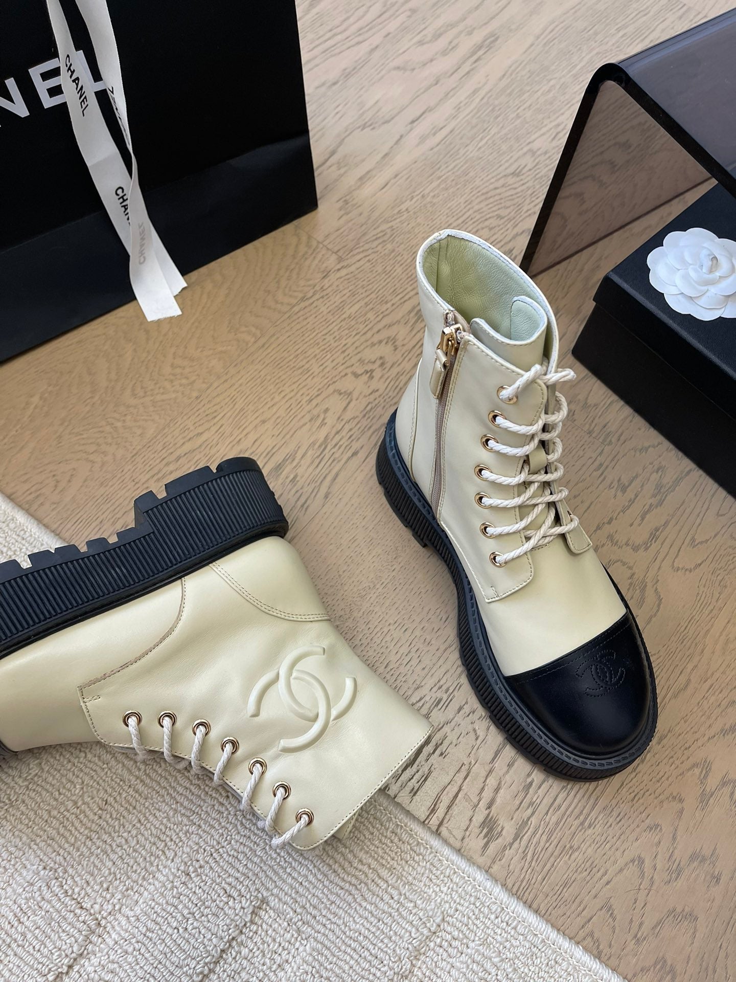 ANKLE BOOTS IN PEARL GRAY MIX BLACK CALFSKIN