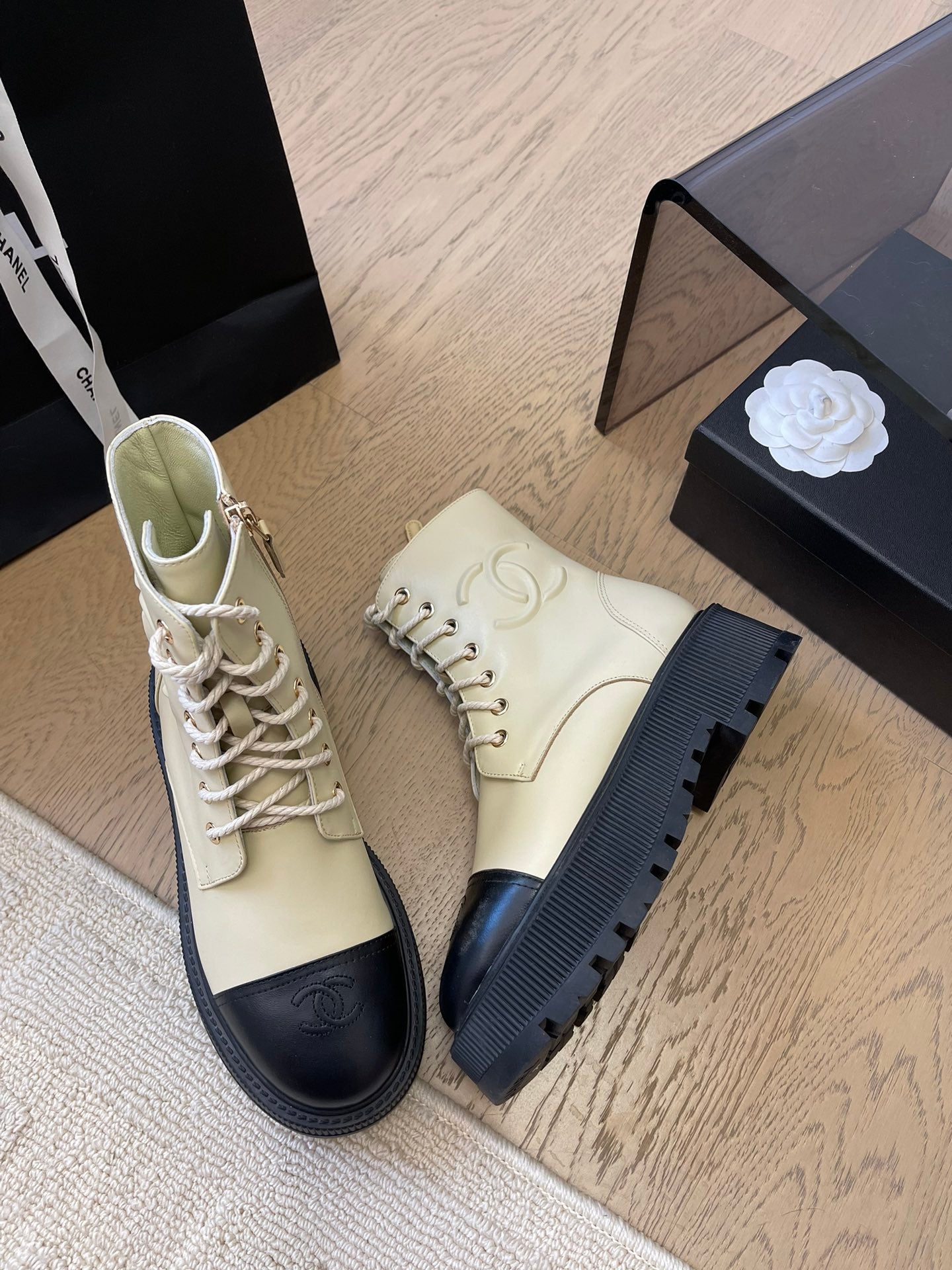 ANKLE BOOTS IN PEARL GRAY MIX BLACK CALFSKIN