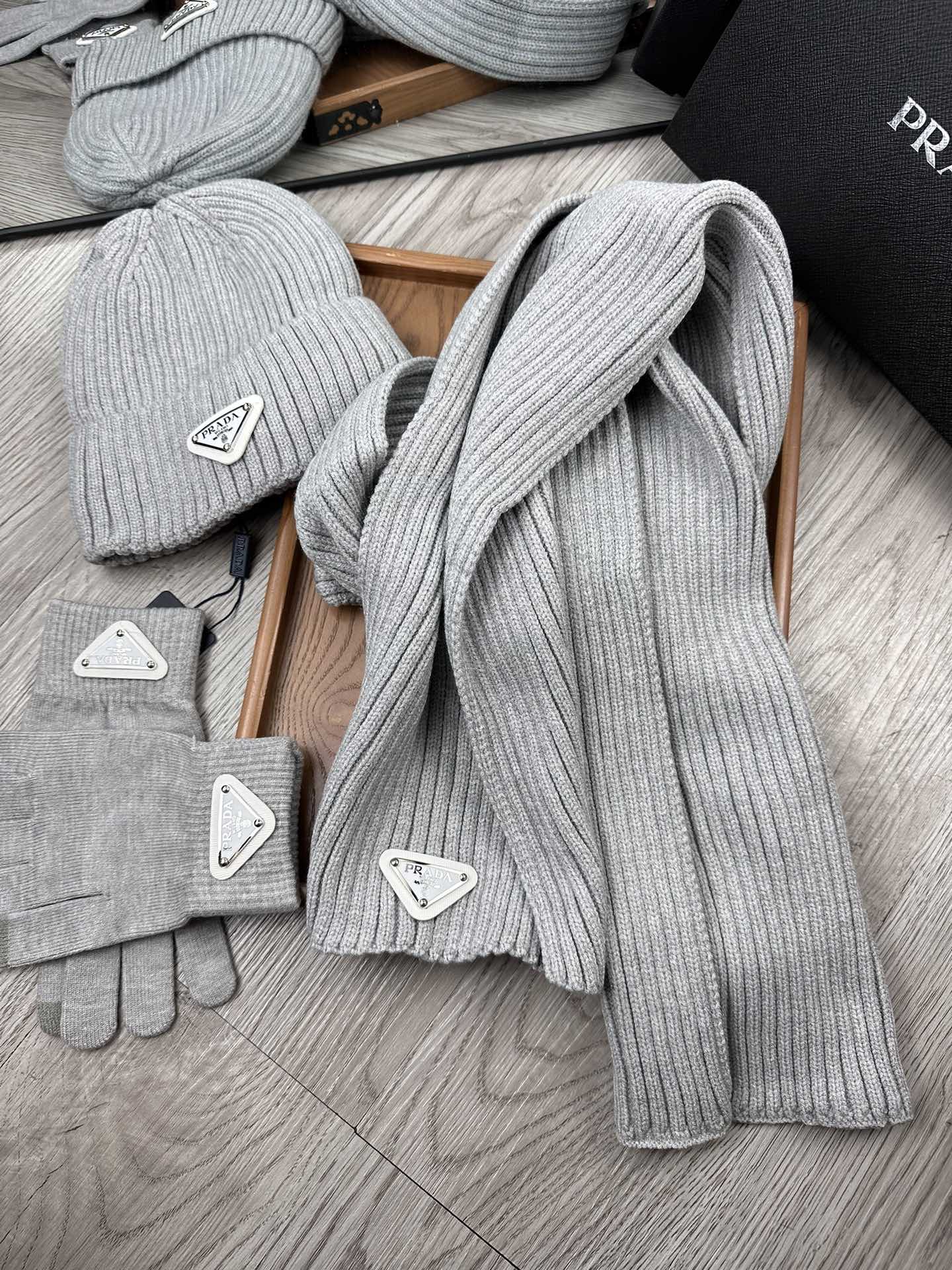 THREE-PIECES SET IN PALE GRAY WOOL AND ACRYLIC 406556