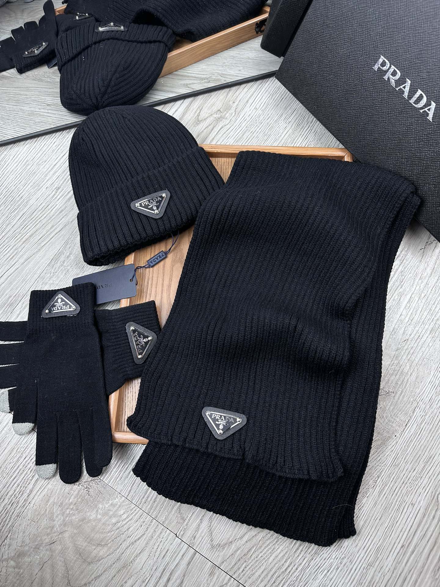 THREE-PIECES SET IN BLACK WOOL AND ACRYLIC 406558