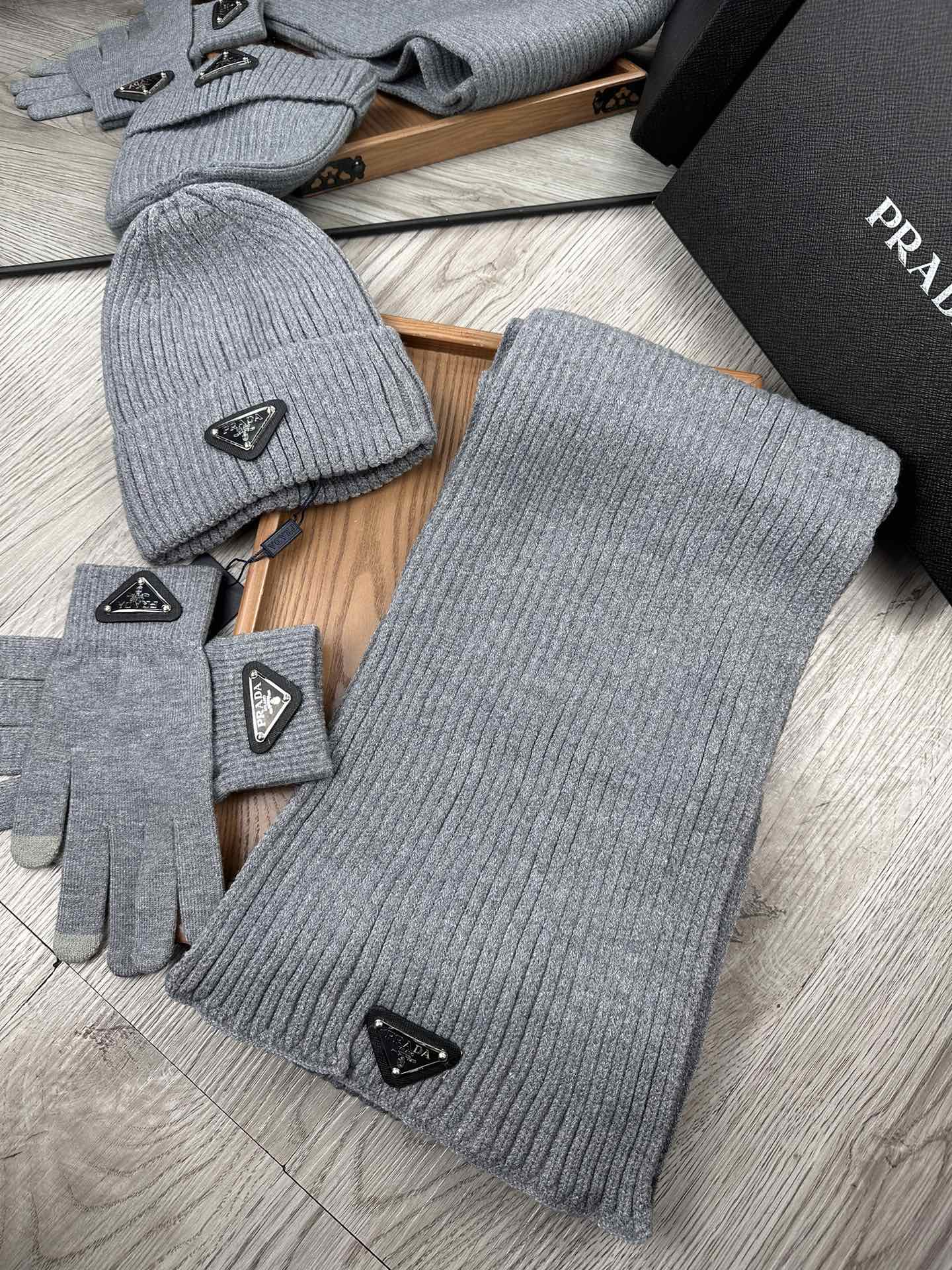 THREE-PIECES SET IN SMOKE GRAY WOOL AND ACRYLIC 406559