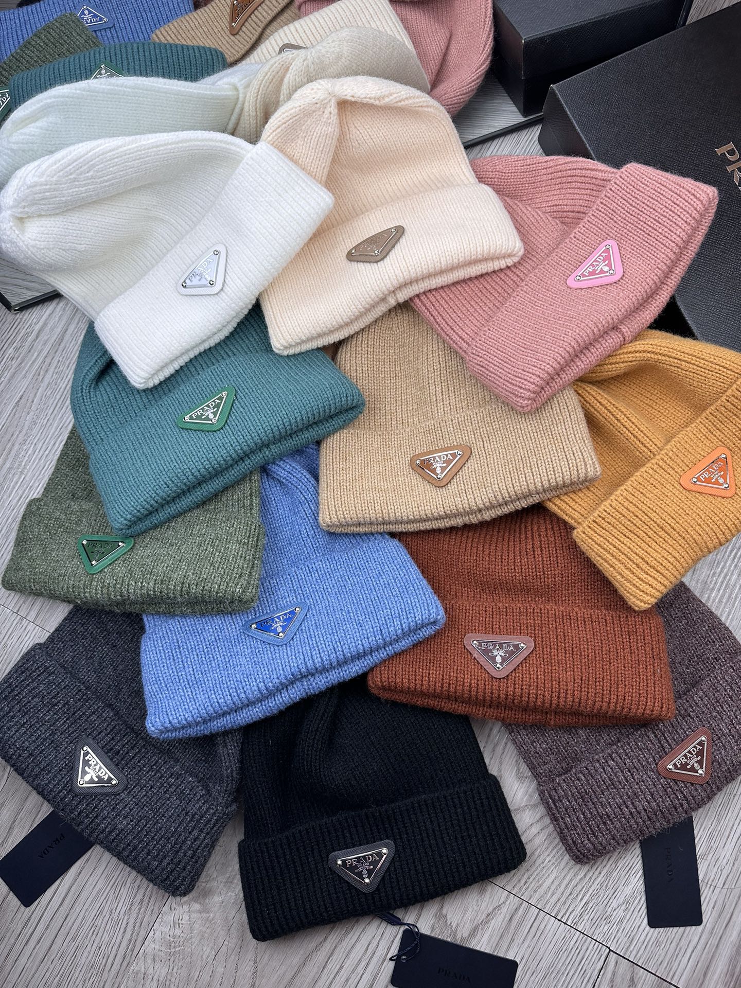 BEANIE HAT IN ARMY GREEN WOOL 332395