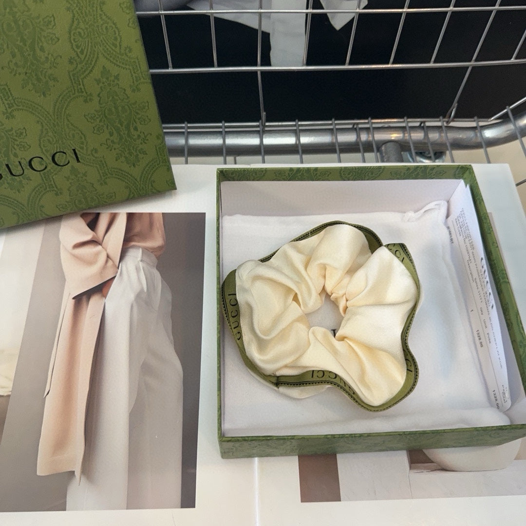 SCRUNCHIE IN CREAM AND GREEN TRIM SILK 432903