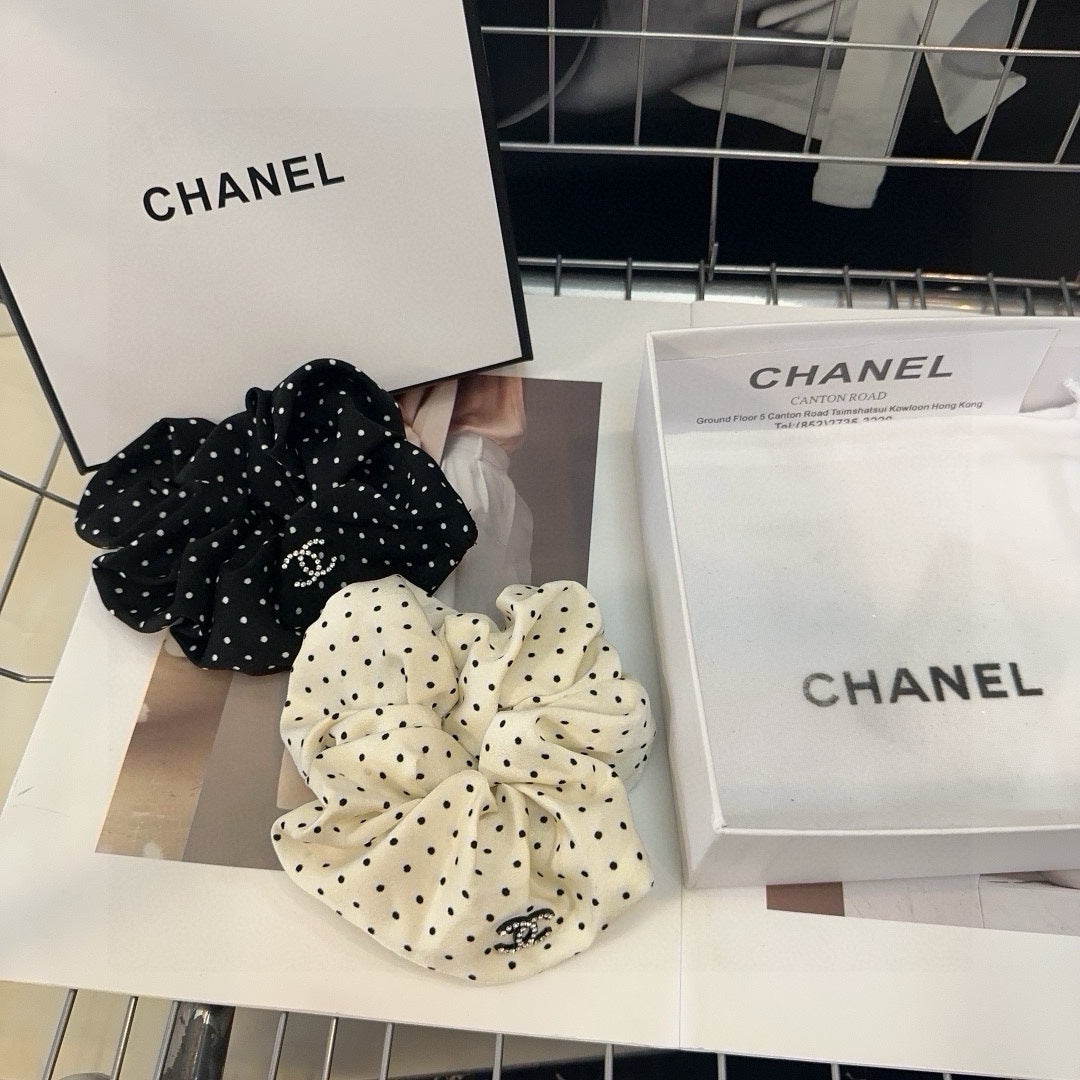 WHITE DOT FABRIC SCRUNCHIE 418927