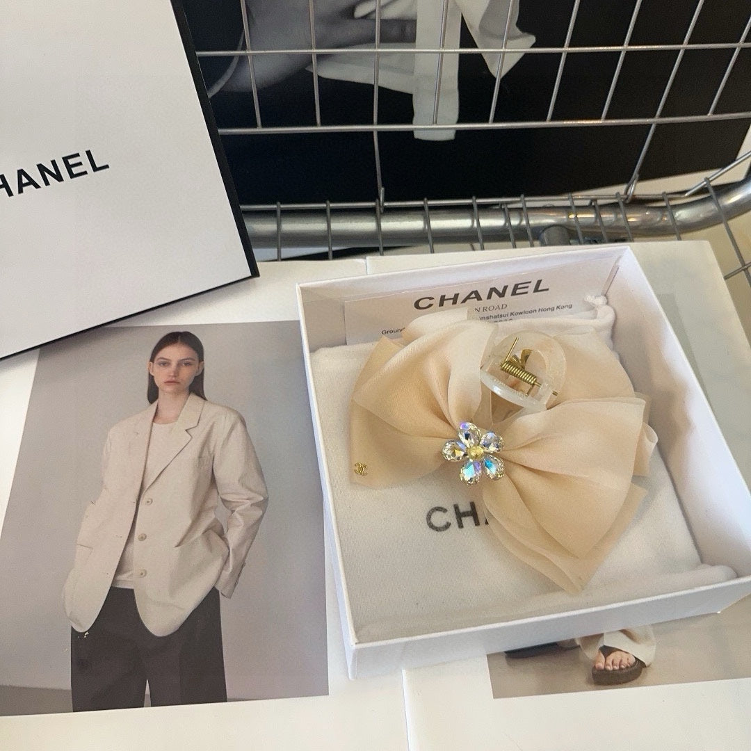 BEIGE CREAM VOILE FABRIC AND RESIN CLAW CLIP 432859