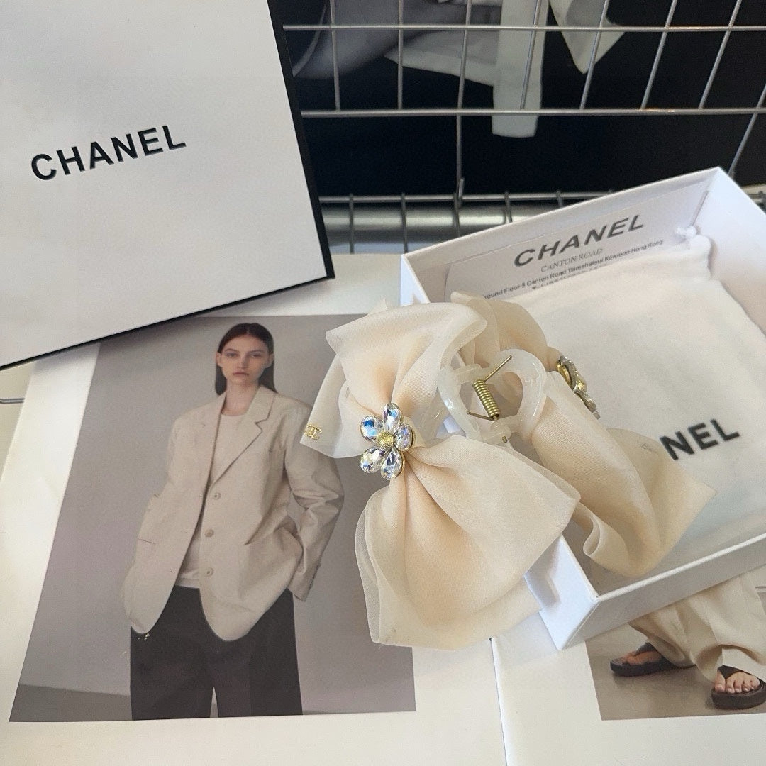 BEIGE CREAM VOILE FABRIC AND RESIN CLAW CLIP 432859