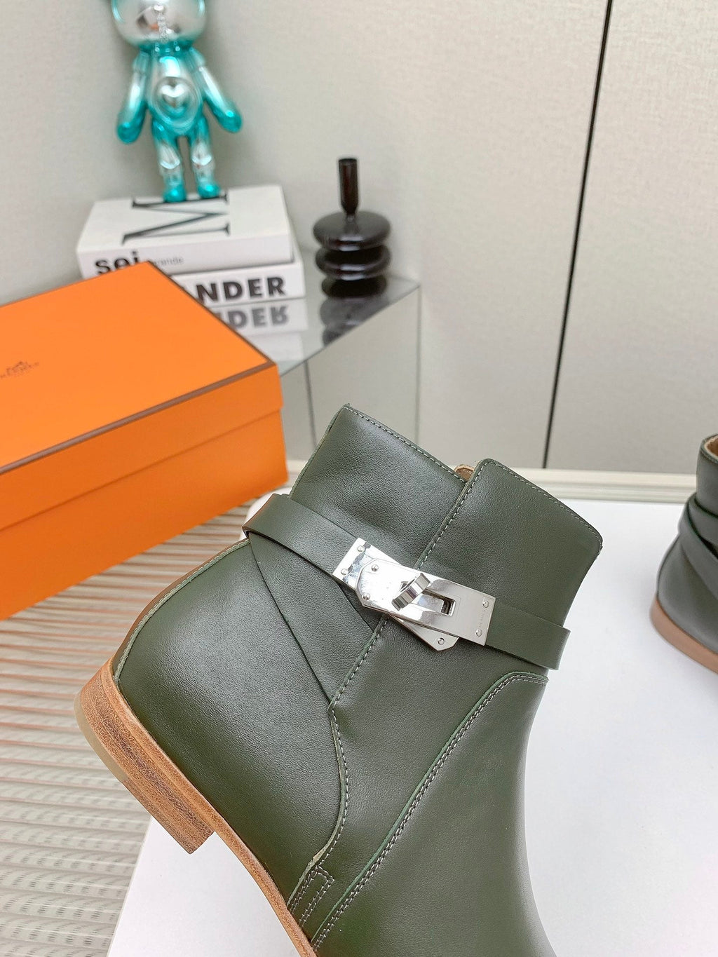 WOMEN'S NEO ANKLE BOOT IN ARMY GREEN CALFSKIN