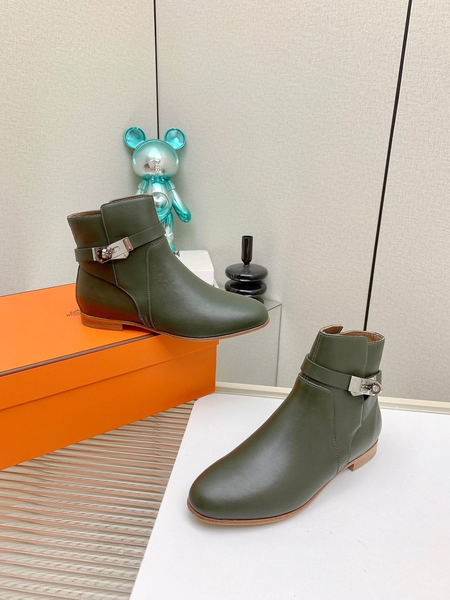 WOMEN'S NEO ANKLE BOOT IN ARMY GREEN CALFSKIN