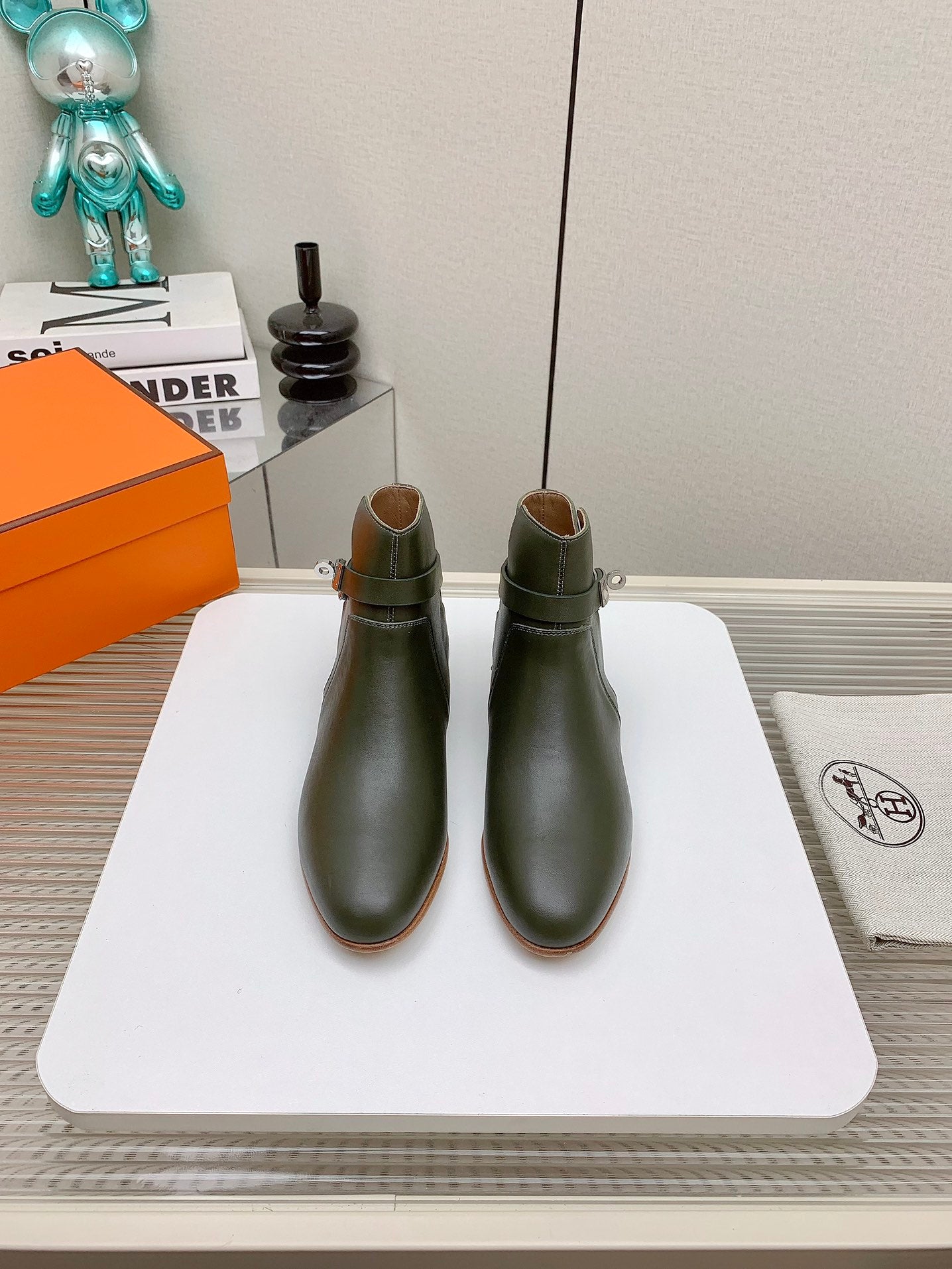 WOMEN'S NEO ANKLE BOOT IN ARMY GREEN CALFSKIN