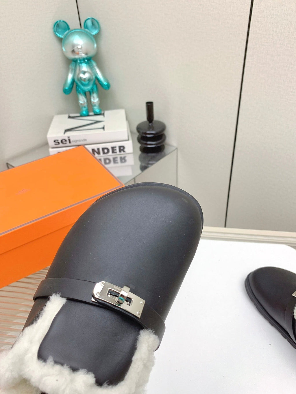 SLIP-ON MULE IN BLACK CALFSKIN AND SHEARLING LINING