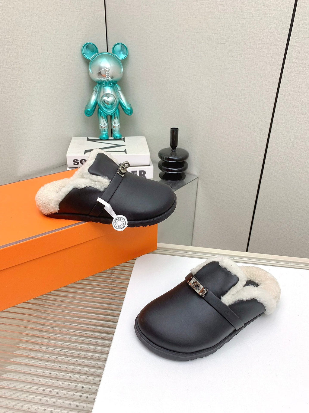 SLIP-ON MULE IN BLACK CALFSKIN AND SHEARLING LINING