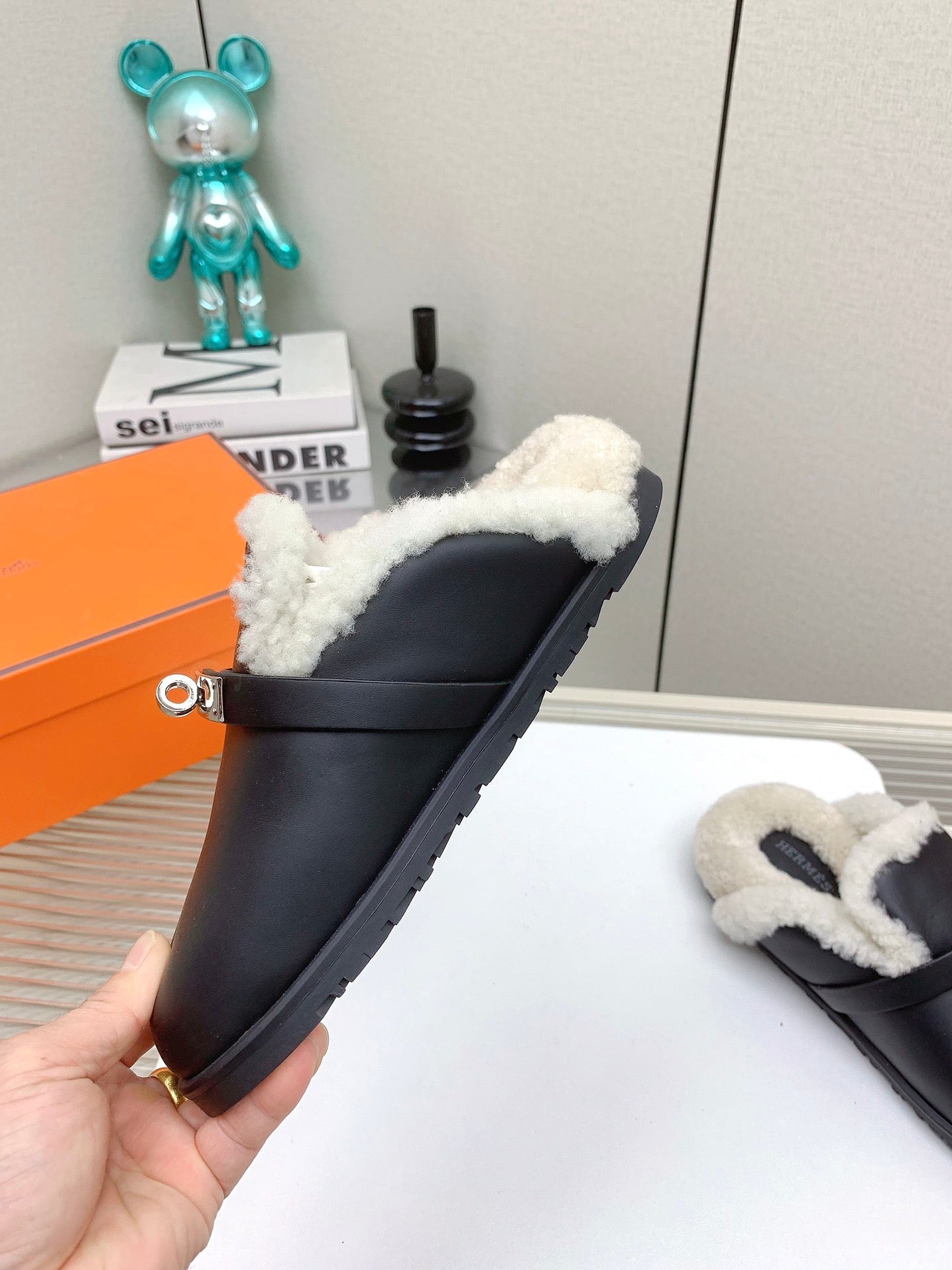 SLIP-ON MULE IN BLACK CALFSKIN AND SHEARLING LINING