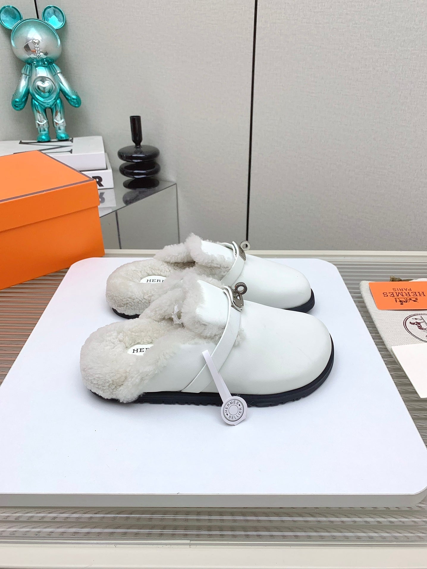 SLIP-ON MULE IN WHITE CALFSKIN AND SHEARLING LINING