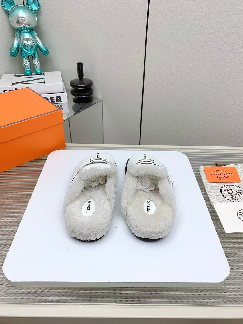 SLIP-ON MULE IN WHITE CALFSKIN AND SHEARLING LINING