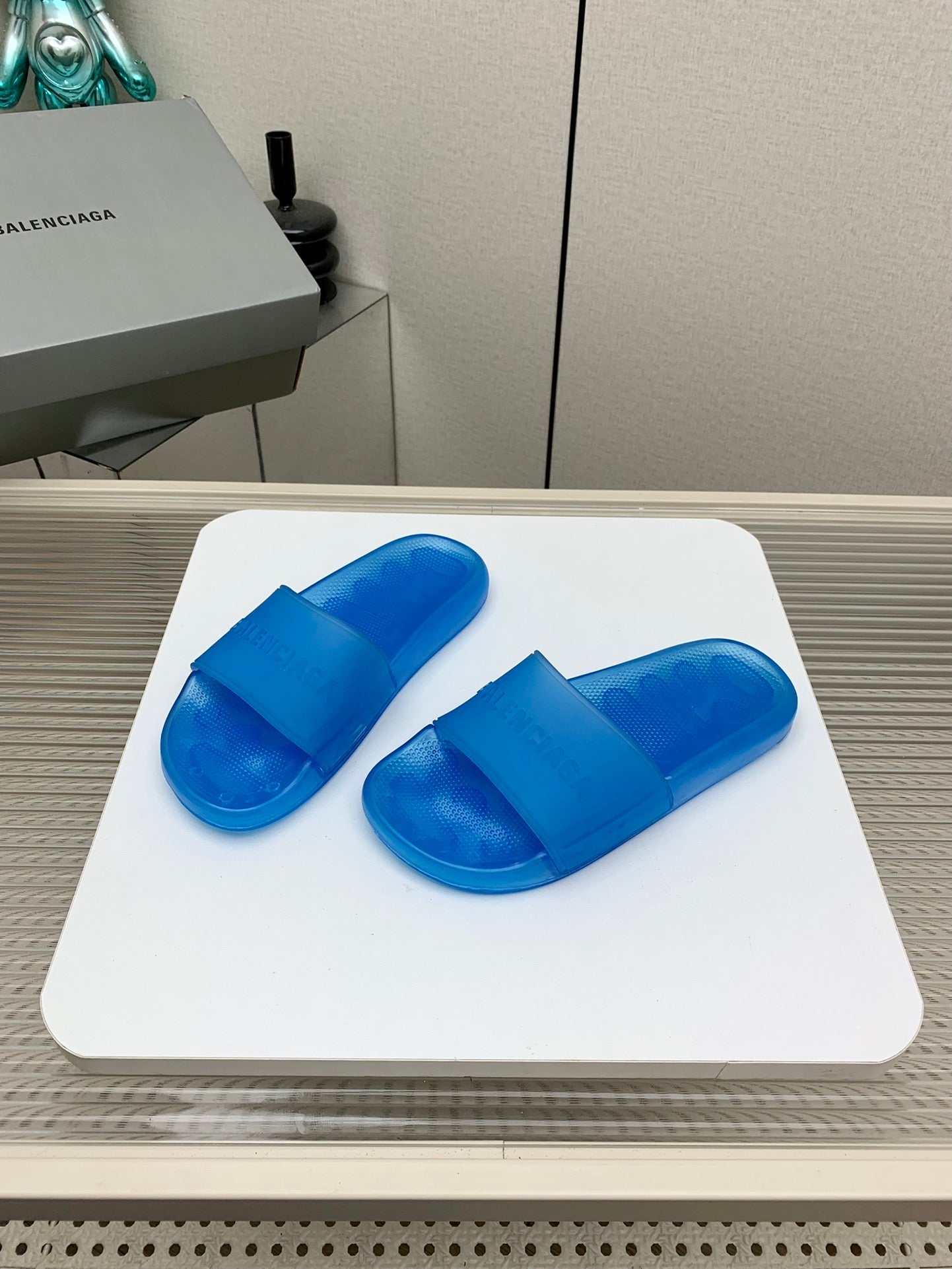 POOL SLIDE SANDAL IN JELLY BLUE RUBBER
