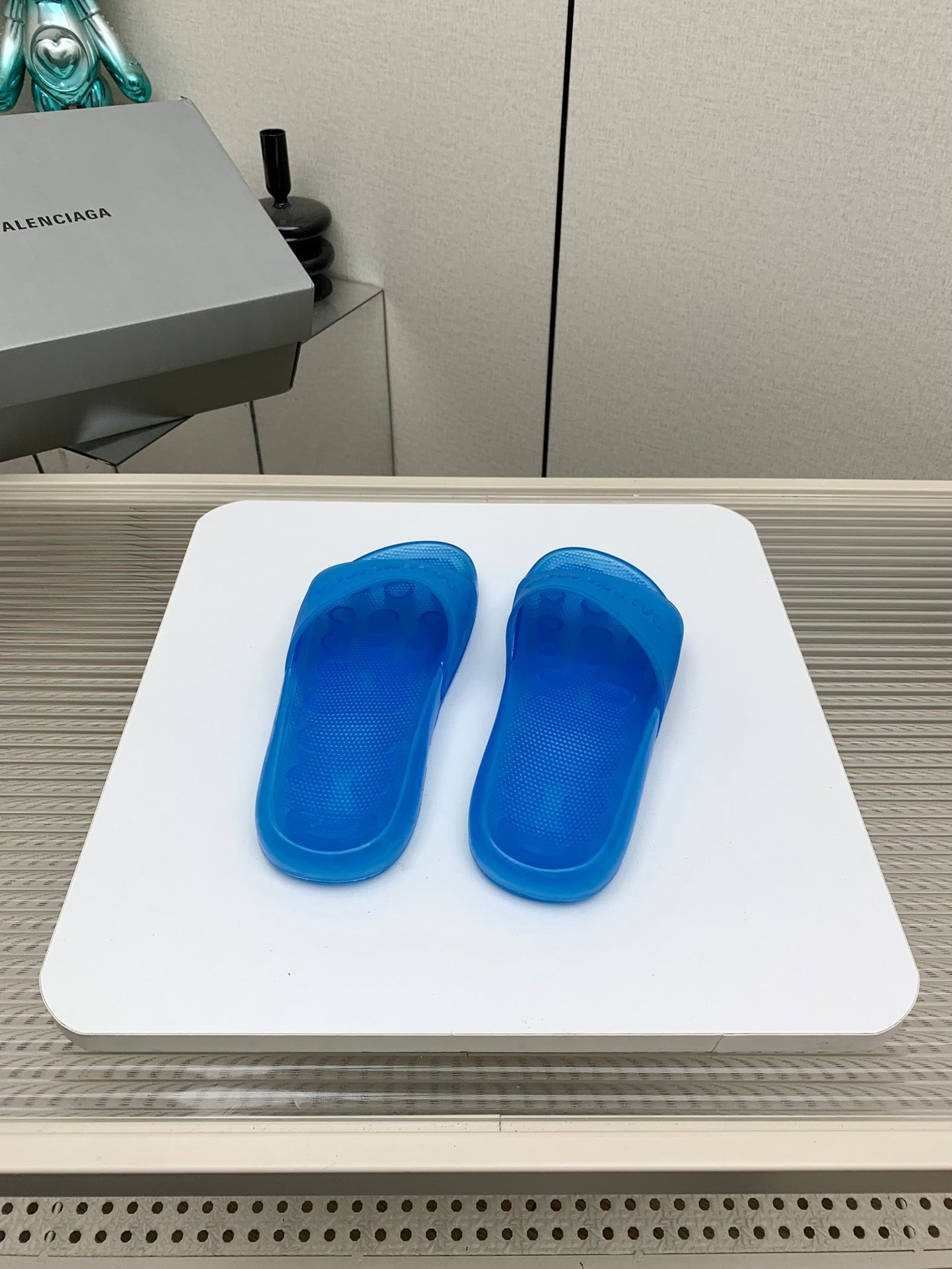 POOL SLIDE SANDAL IN JELLY BLUE RUBBER