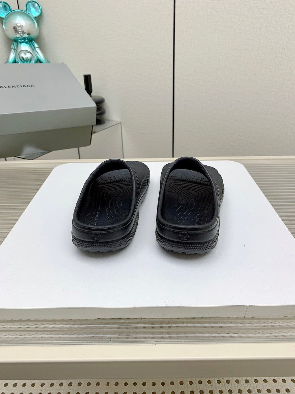 POOL CROCS IN BLACK RUBBER