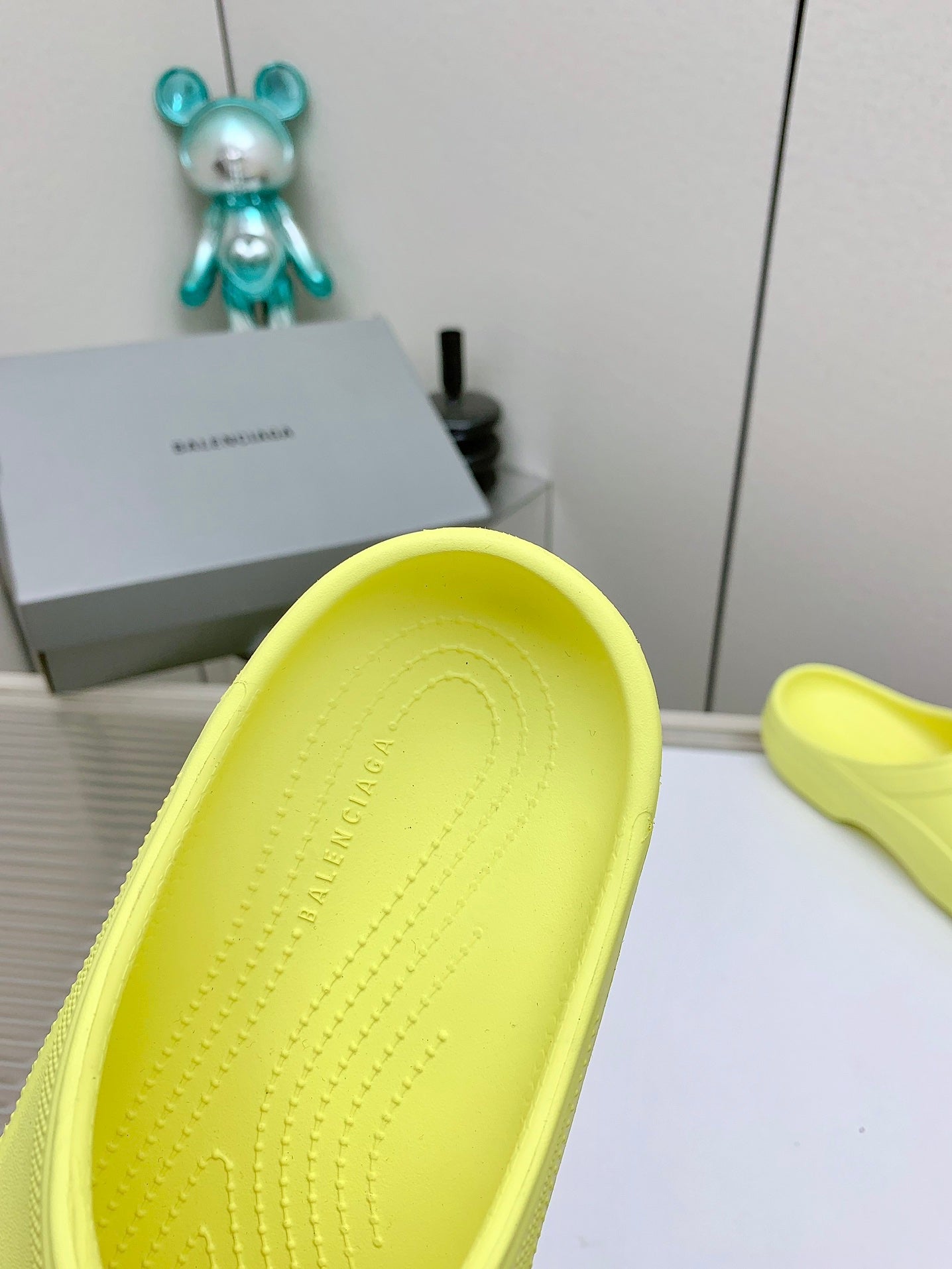 POOL CROCS IN MANZ YELLOW RUBBER