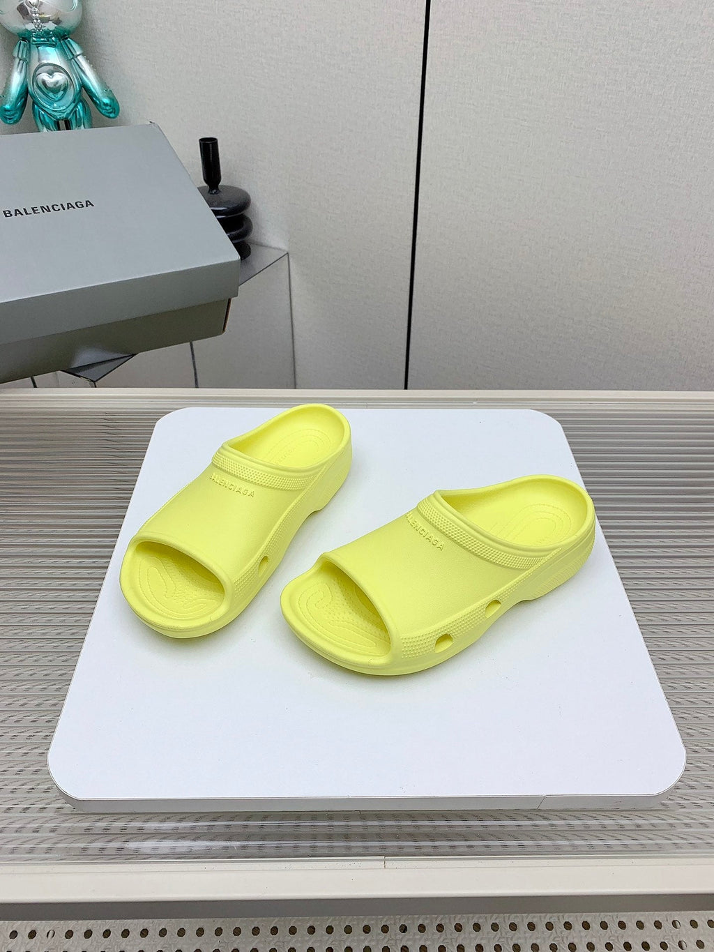 POOL CROCS IN MANZ YELLOW RUBBER