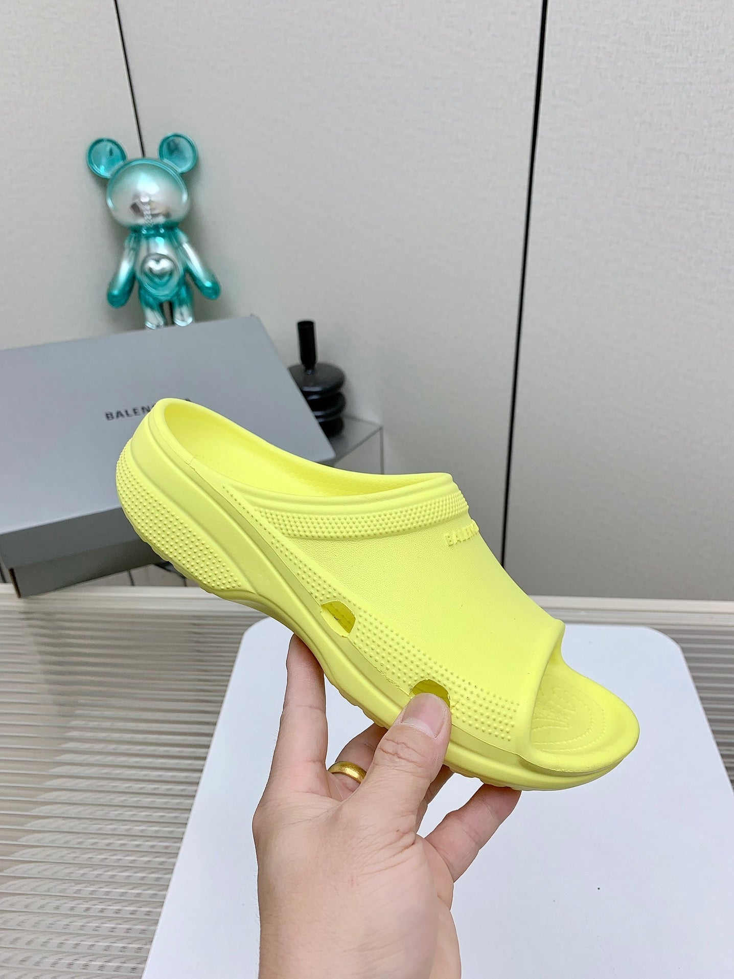 POOL CROCS IN MANZ YELLOW RUBBER