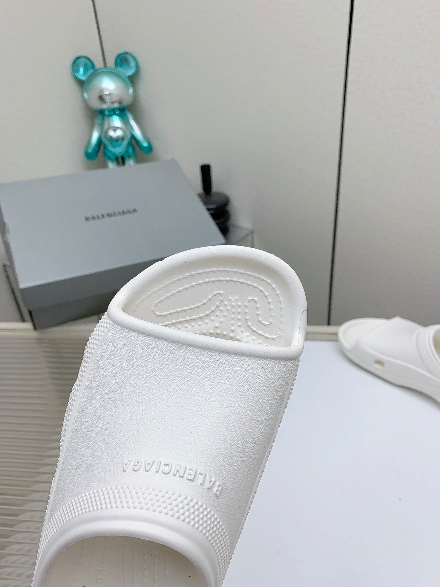 POOL CROCS IN WHITE RUBBER