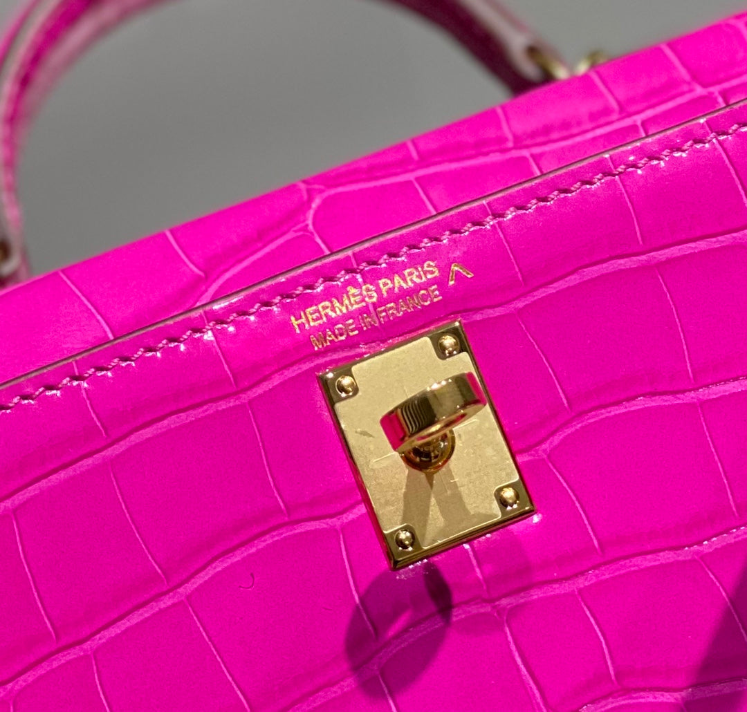 HERMES 25S MINI KELLY 19 IN DEEP MAGENTA CALFSKIN GOLD HARDWARE