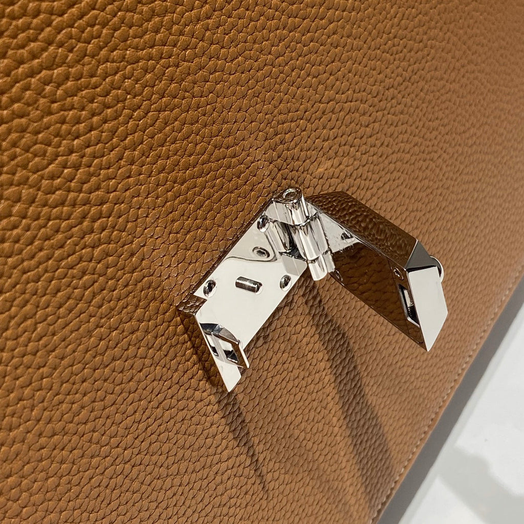 SAC A DEPECHES LIGHT 38 IN GOLD TOGO CALFSKIN