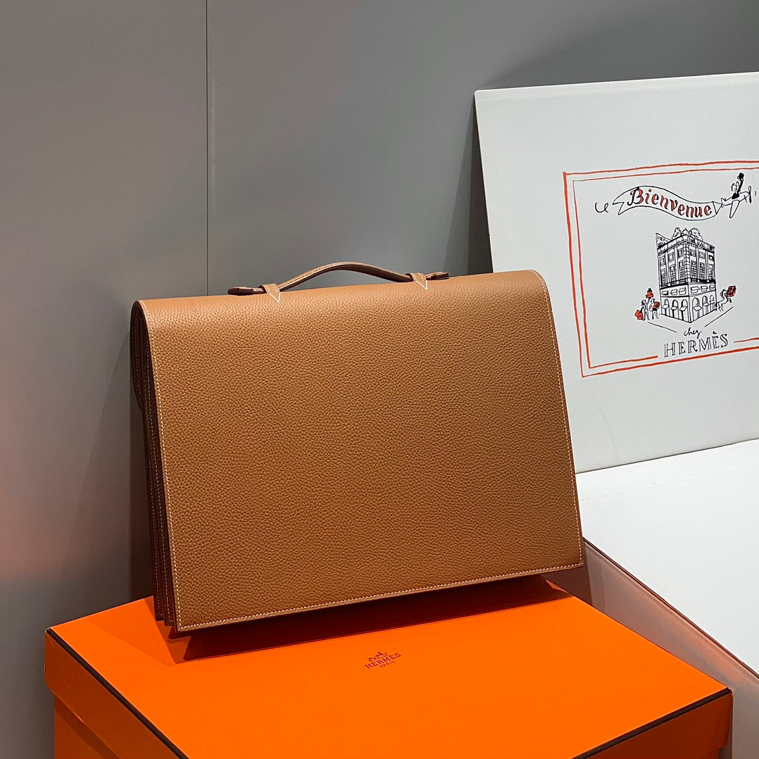 SAC A DEPECHES LIGHT 38 IN GOLD TOGO CALFSKIN