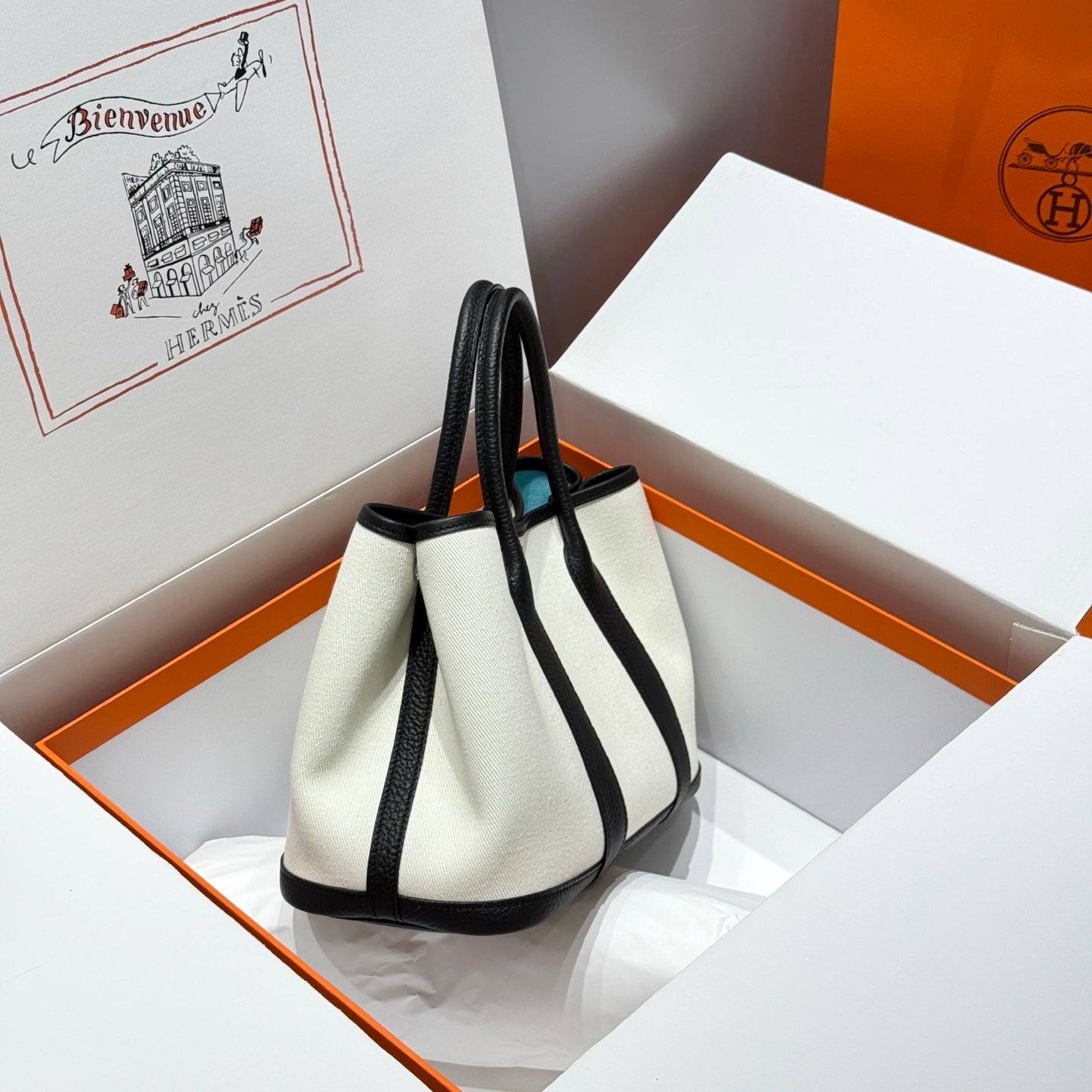 GARDEN PARTY 30CM IN WHITE TOILETS COTTON CANVAS AND BLACK CALFSKIN SKY BLUE CANVAS ON SIDE OTHER