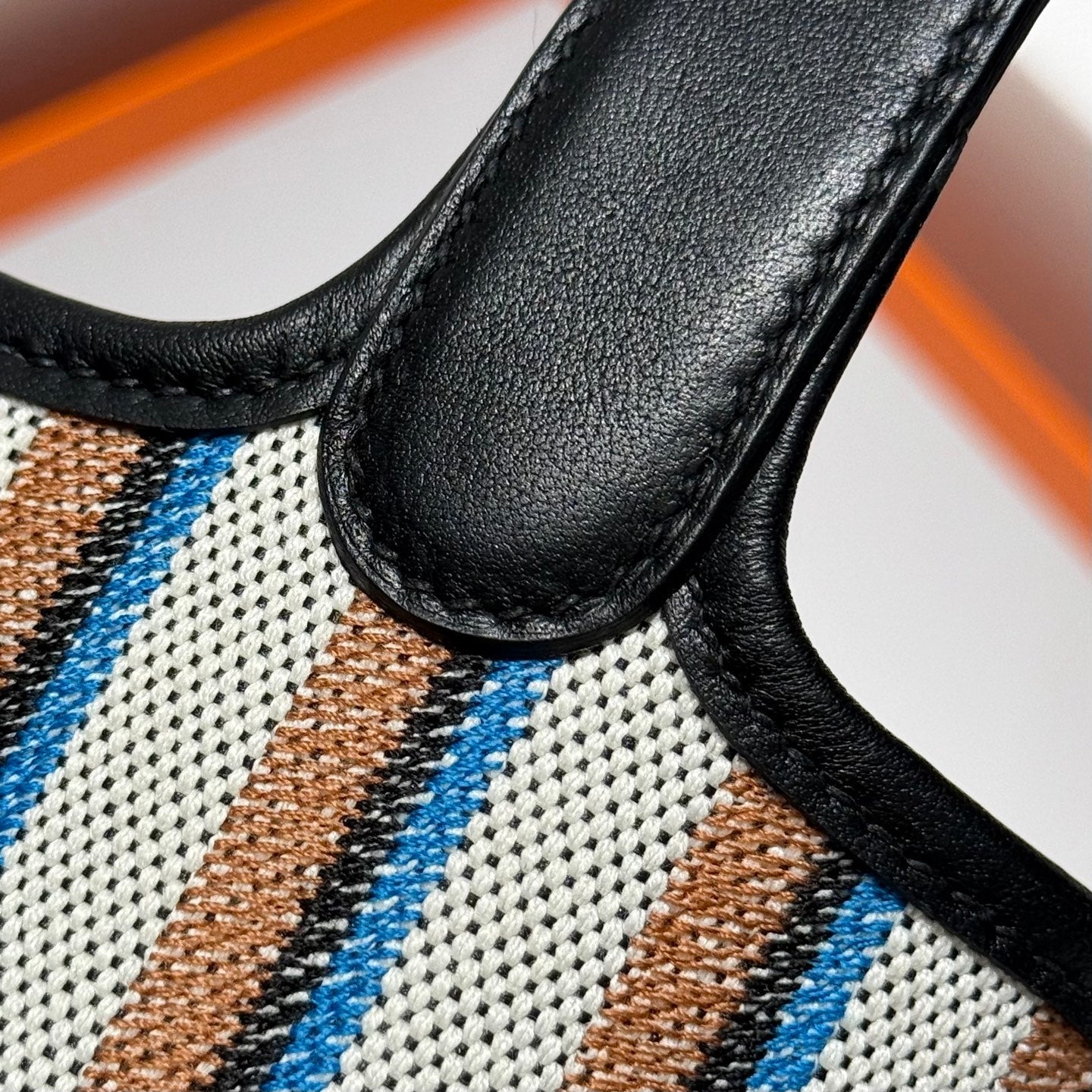 PICOTIN LOCK 18 BAG IN BLACK CALFSKIN ÉCRU/NOIR/FAUVE/NOIR/BLEU ZANZIBAR EMBROIDERY CANVAS