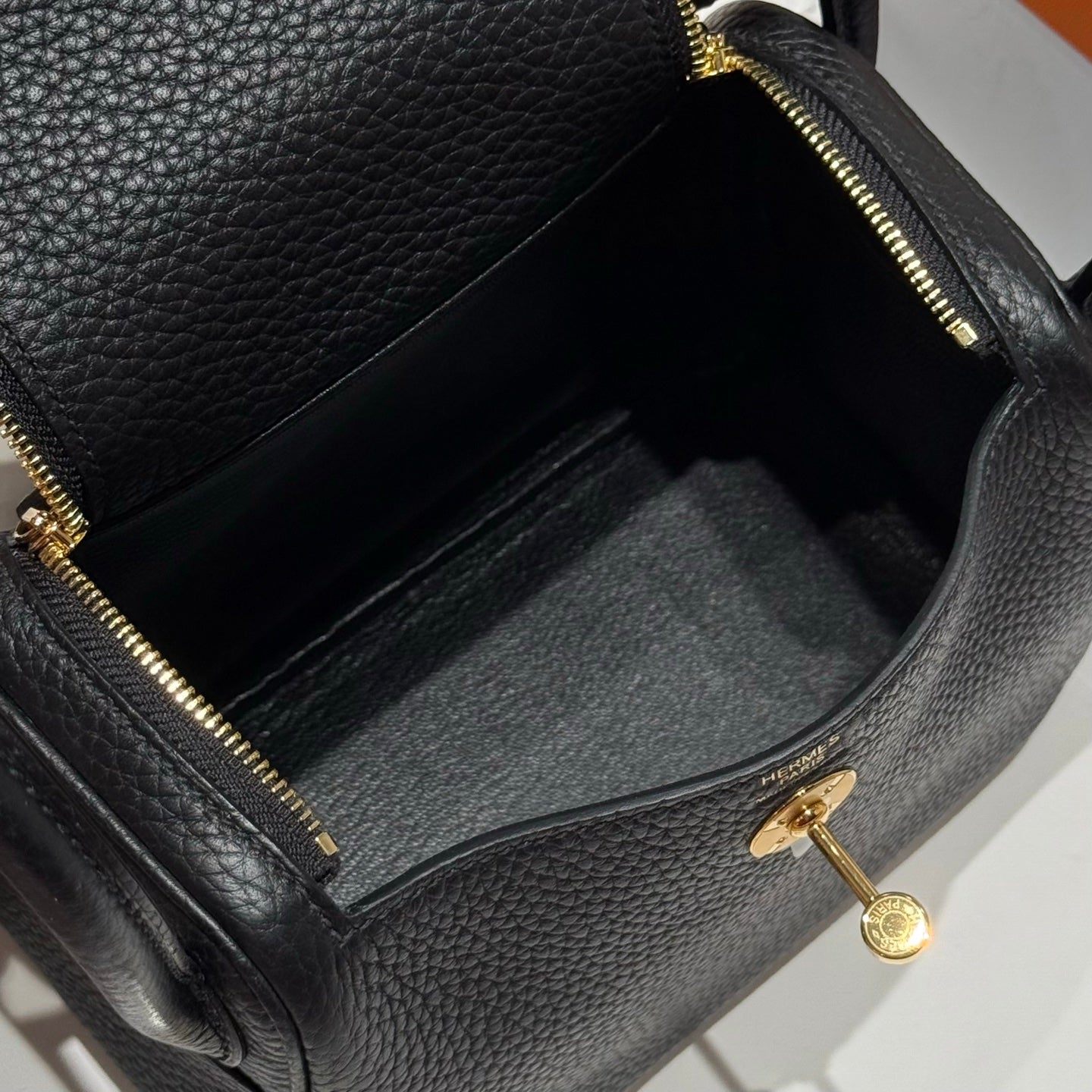 HERMES 25S MINI LINDY 19 IN BLACK CALFSKIN GOLD HARDWARE