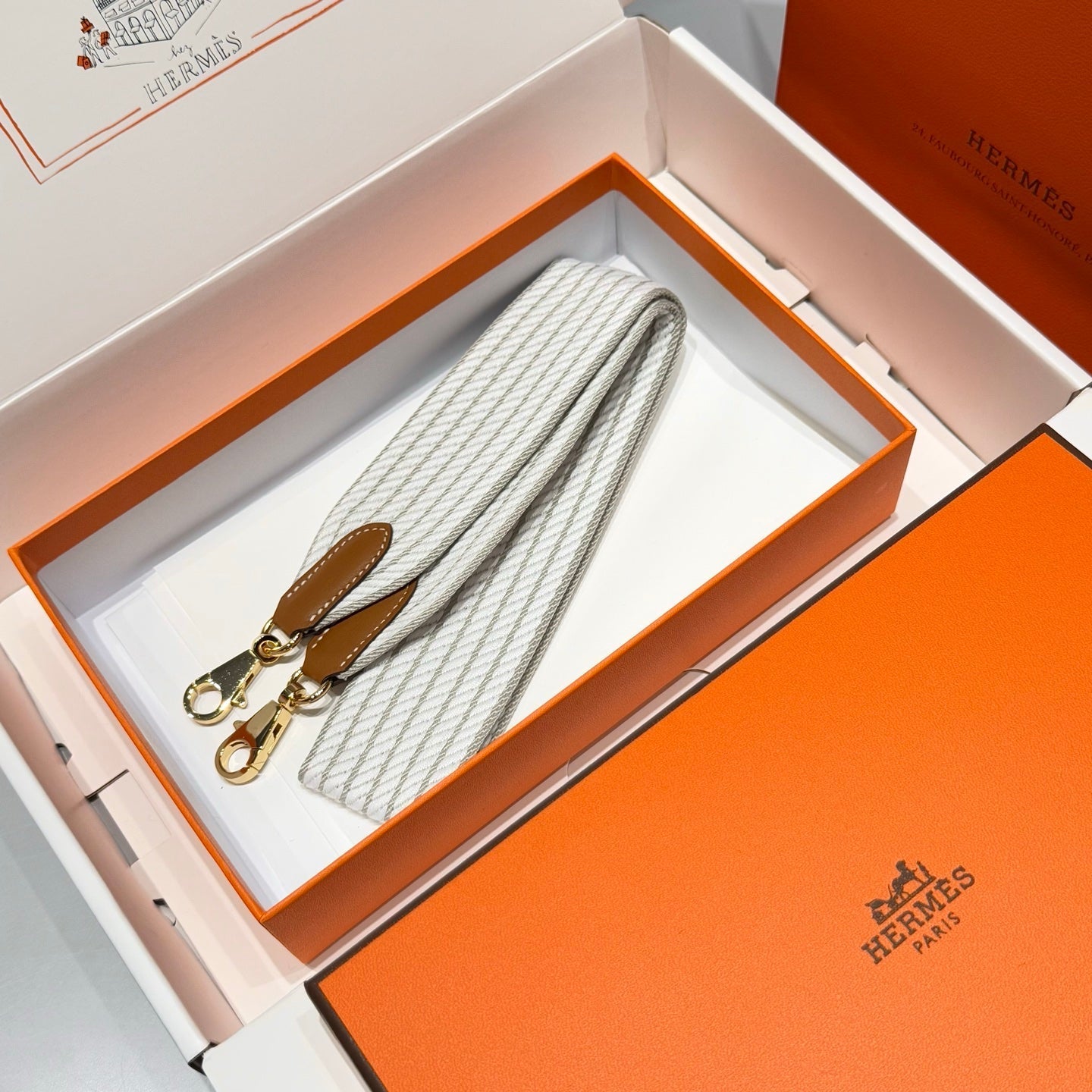 25S HERMES BAG STRAP GRAY AND WHITE PATTERN 85 IN CANVAS GOLD HARDWARE