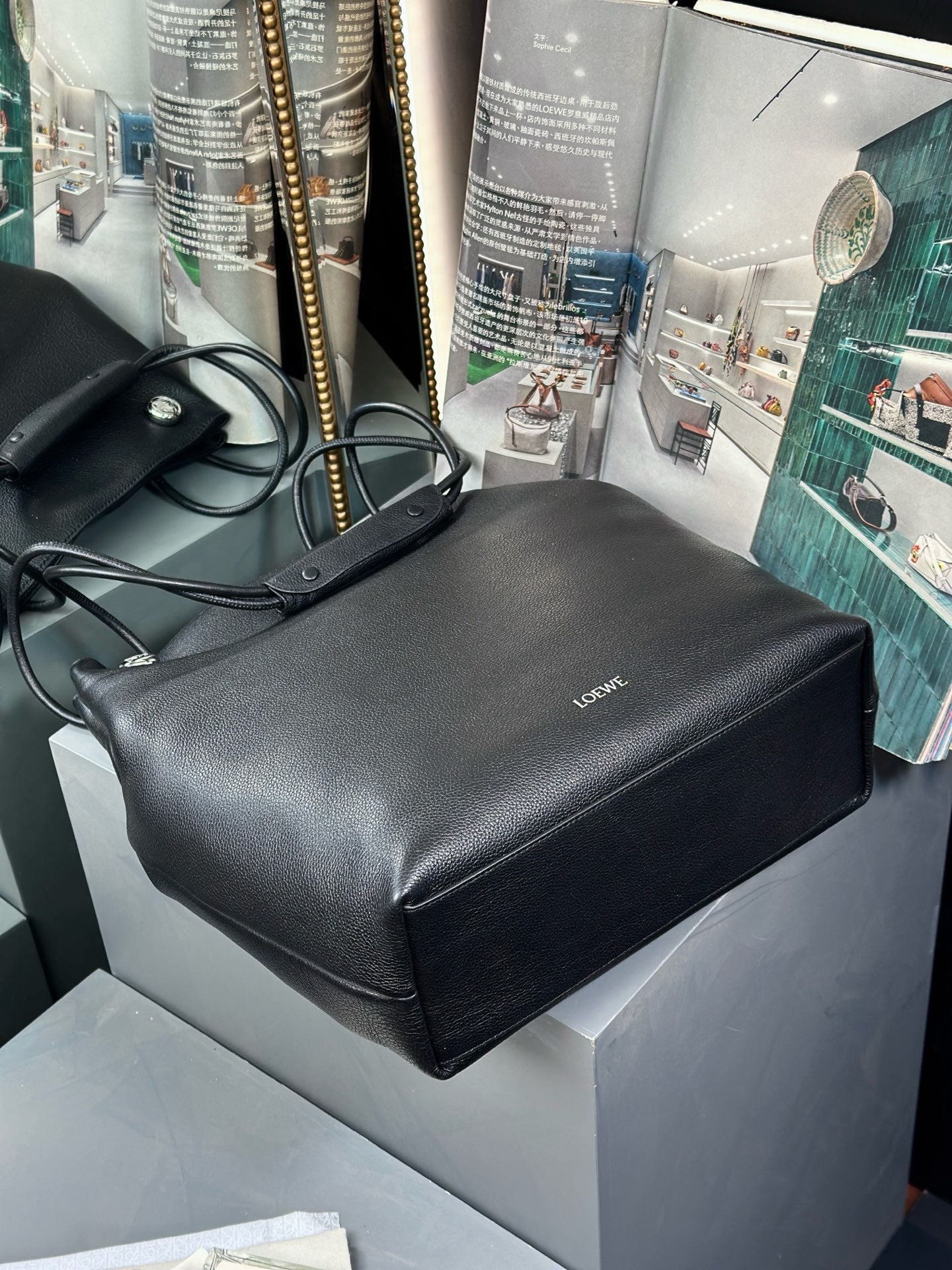 PEBBLE HOBO 40 IN BLACK SUPPLE GRAINED CALFSKIN