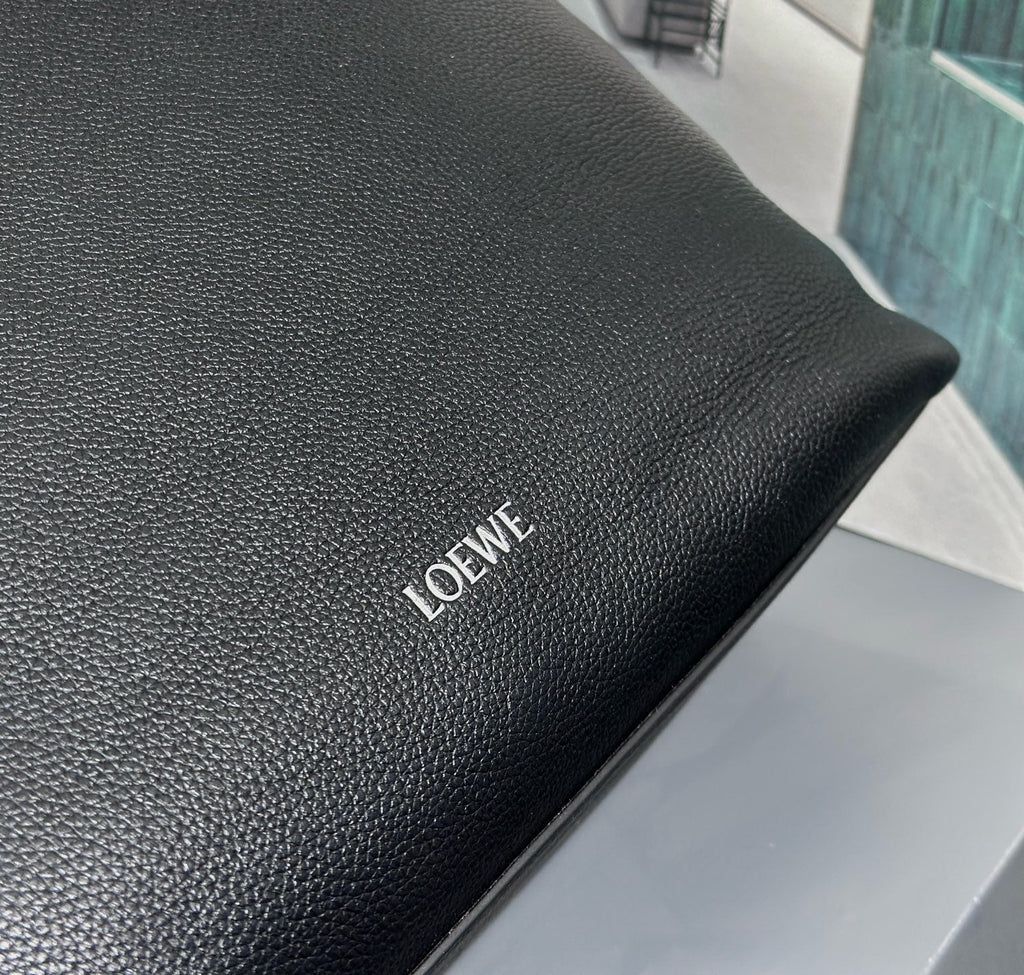 PEBBLE HOBO 40 IN BLACK SUPPLE GRAINED CALFSKIN