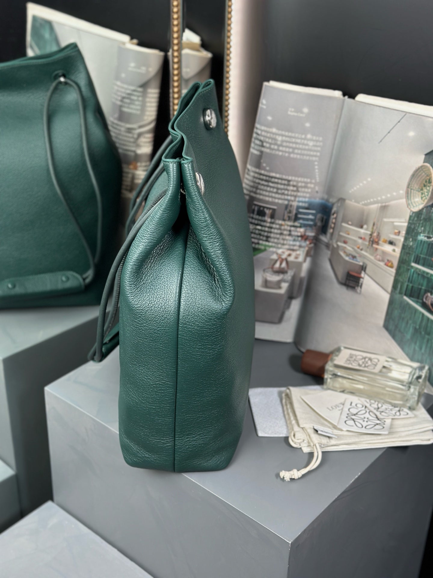 PEBBLE HOBO 40 IN GREEN FOREST SUPPLE GRAINED CALFSKIN