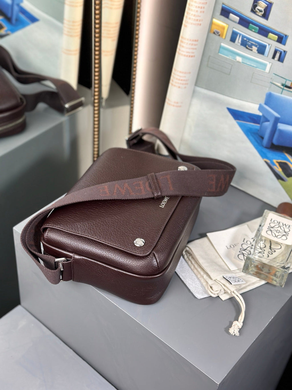 MEDIUM 23 PEBBLE MESSENGER BAG IN HICKORY BROWN SUPPLE GRAINED CALFSKIN