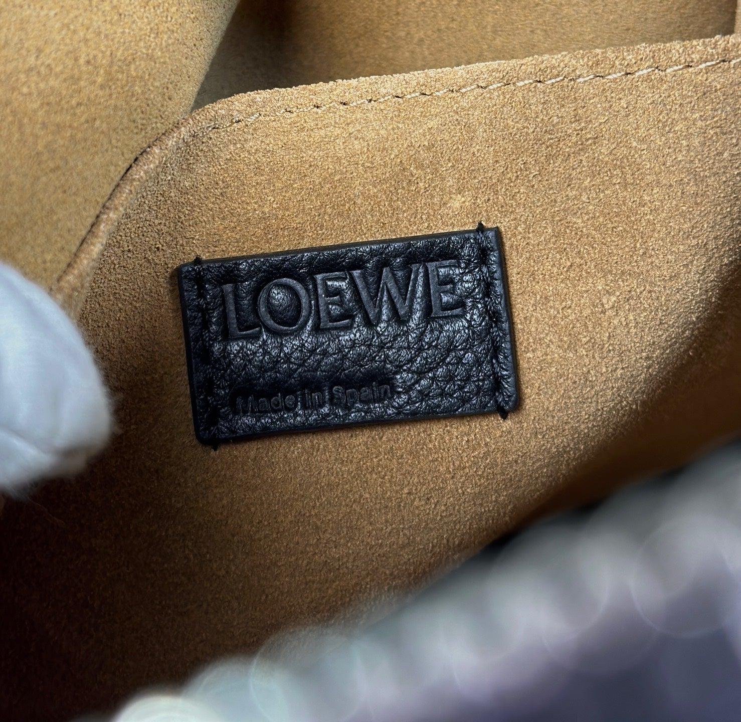 MEDIUM 23 PEBBLE MESSENGER BAG IN BLACK SUPPLE GRAINED CALFSKIN