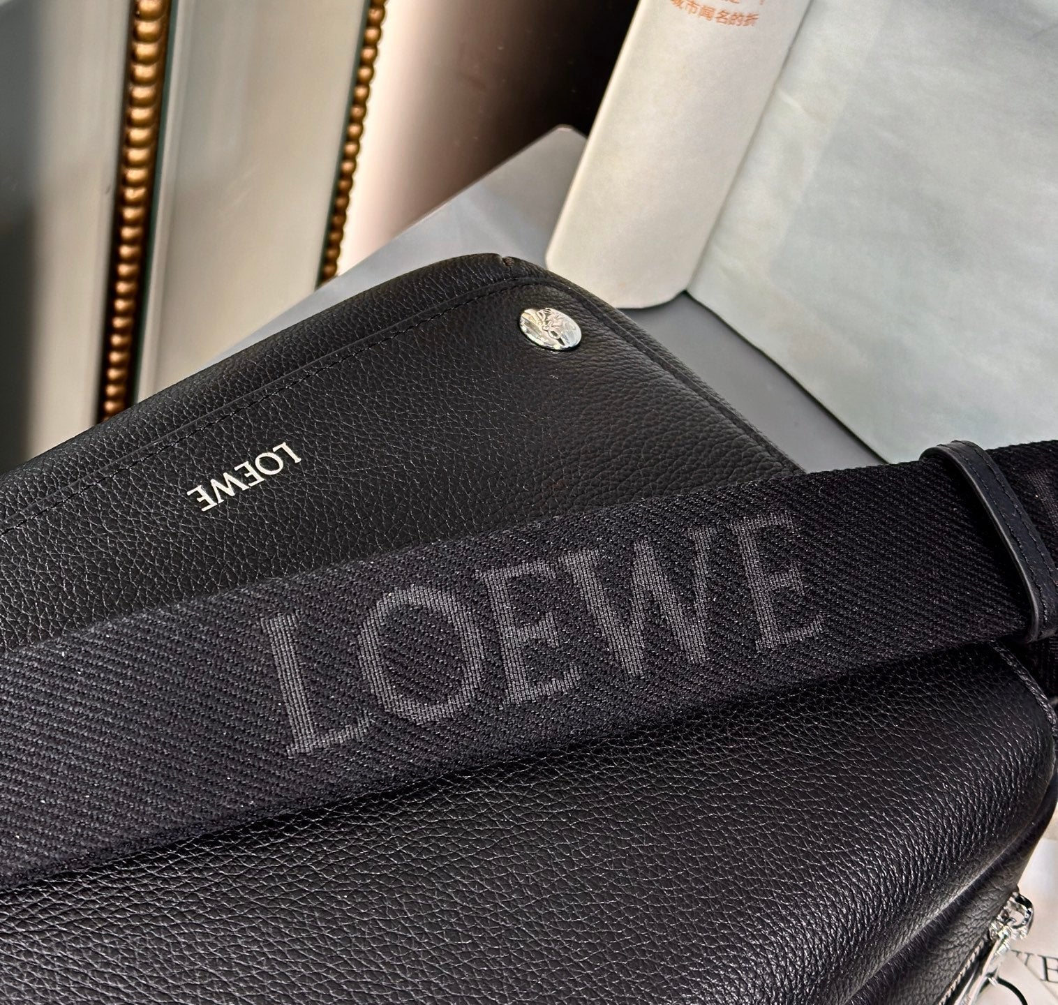 MEDIUM 23 PEBBLE MESSENGER BAG IN BLACK SUPPLE GRAINED CALFSKIN