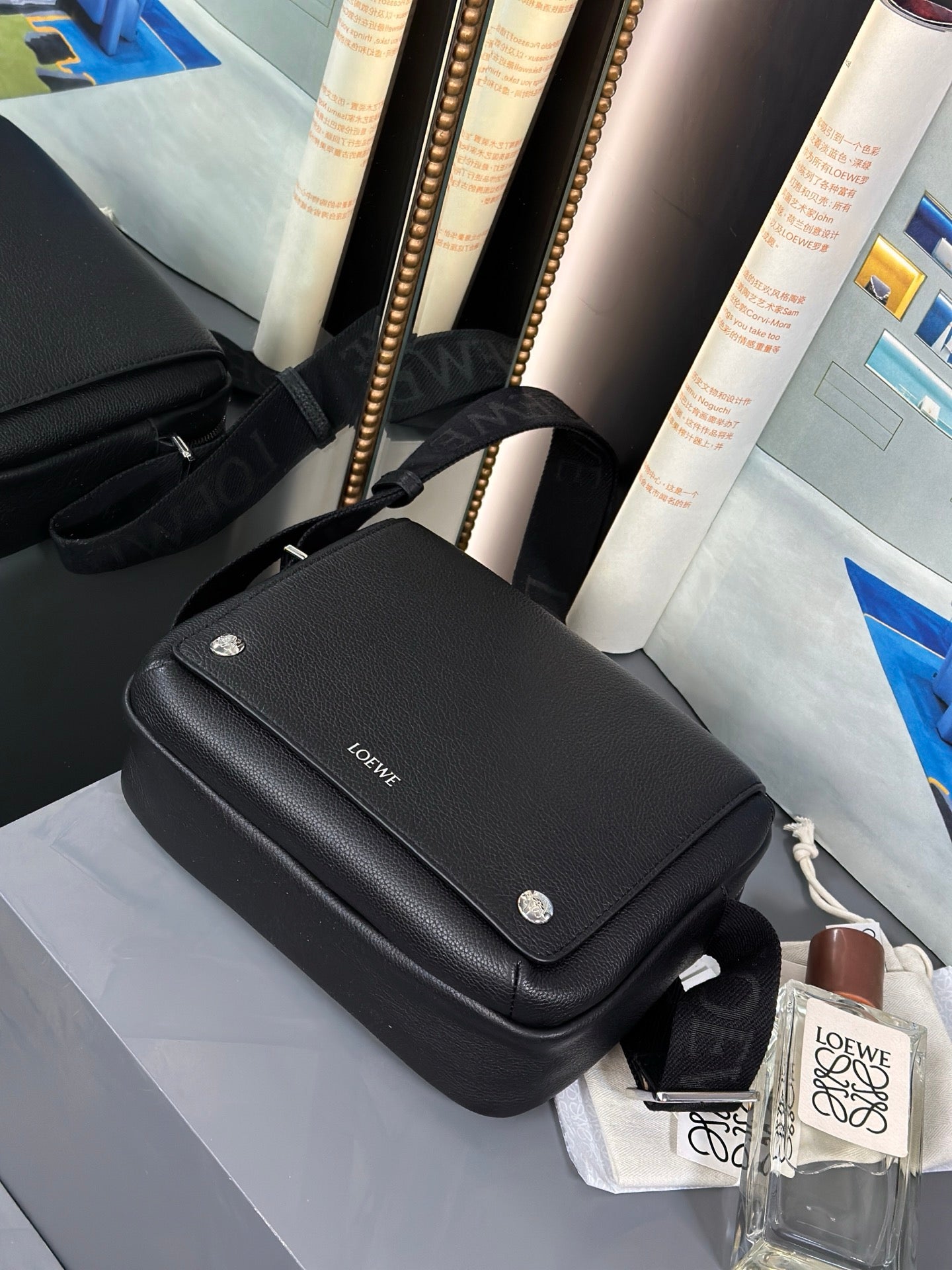 MEDIUM 23 PEBBLE MESSENGER BAG IN BLACK SUPPLE GRAINED CALFSKIN