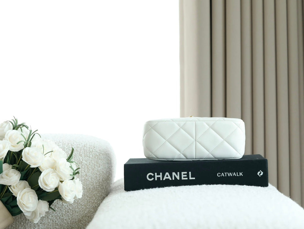 CHANEL 25S HOBO BAG 19.5 CM IN WHITE CALFSKIN WITH GOLD HARDWARE