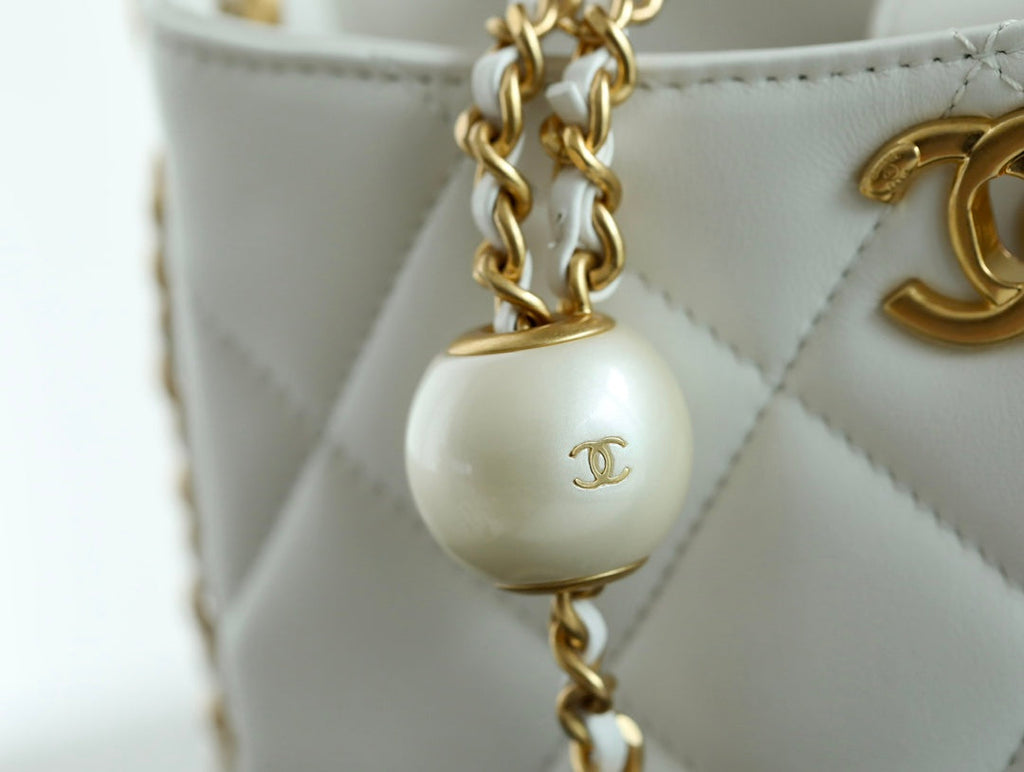 CHANEL 25S HOBO BAG 19.5 CM IN WHITE CALFSKIN WITH GOLD HARDWARE